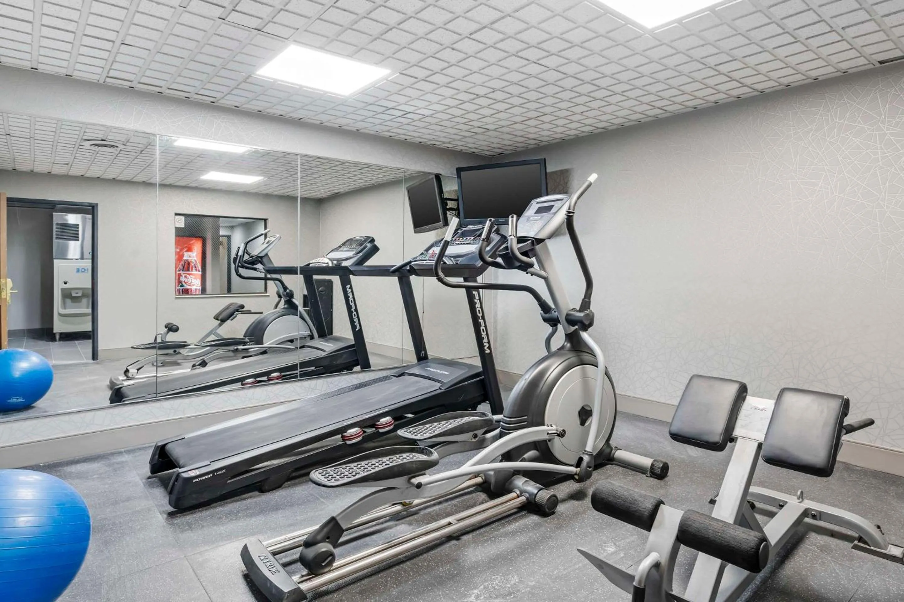 Fitness centre/facilities in Country Inn & Suites by Radisson, Pickerington, OH