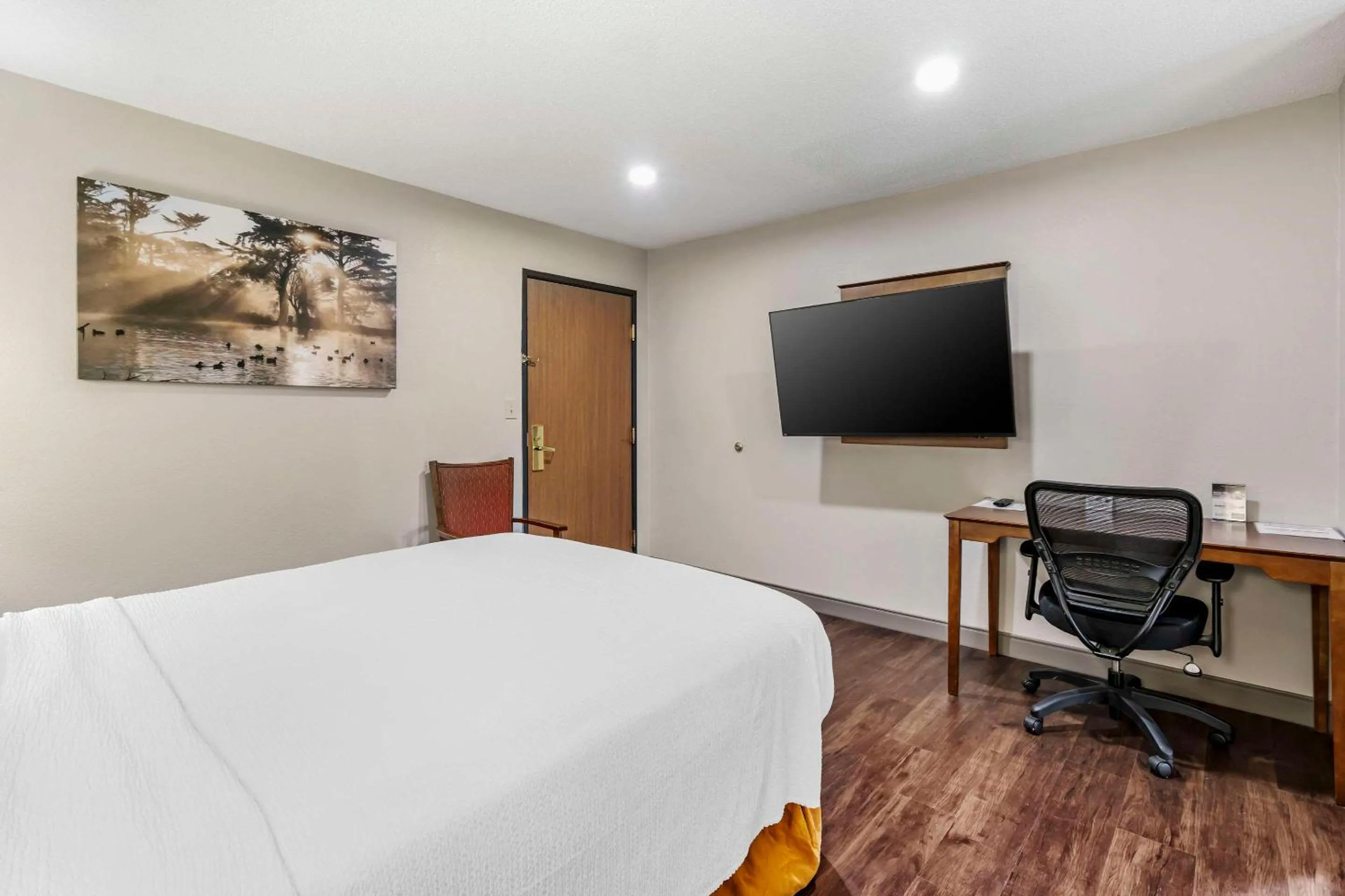 Bedroom, Bed in Country Inn & Suites by Radisson, Pickerington, OH