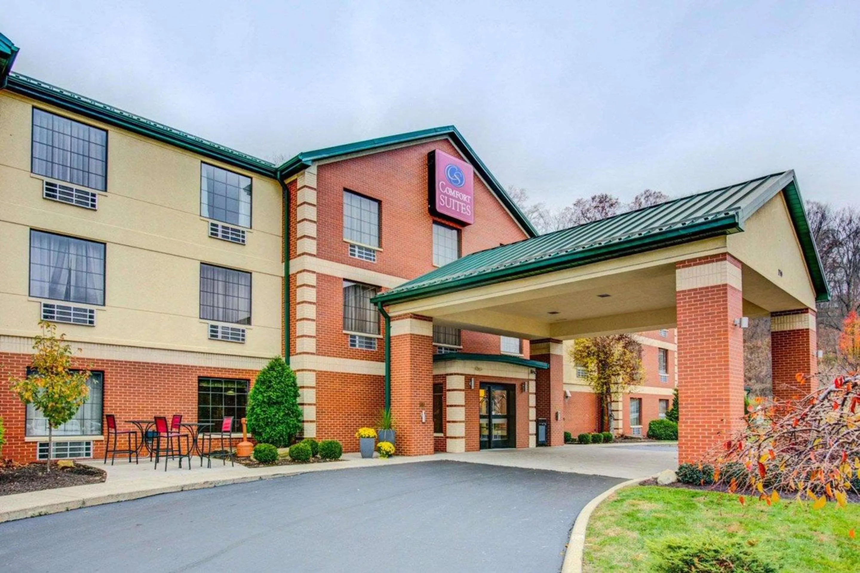Property building in Comfort Suites Pittsburgh Airport