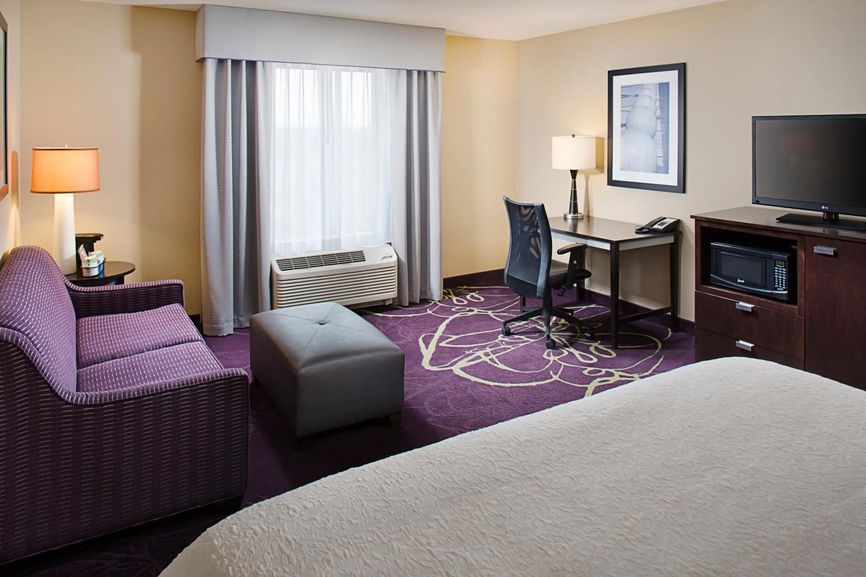 Seating area, Bed in Hampton Inn & Suites Lansing West