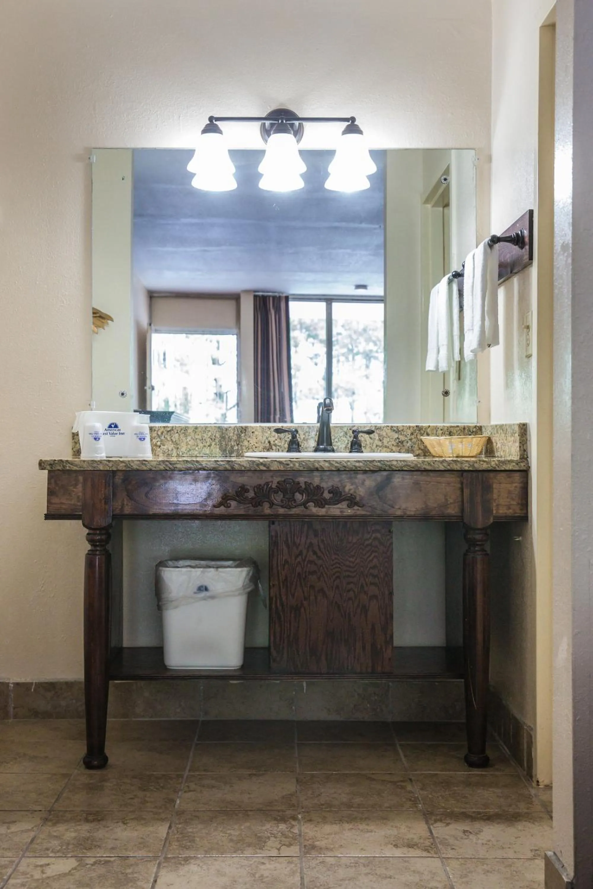 Bathroom in Florence Express Inn