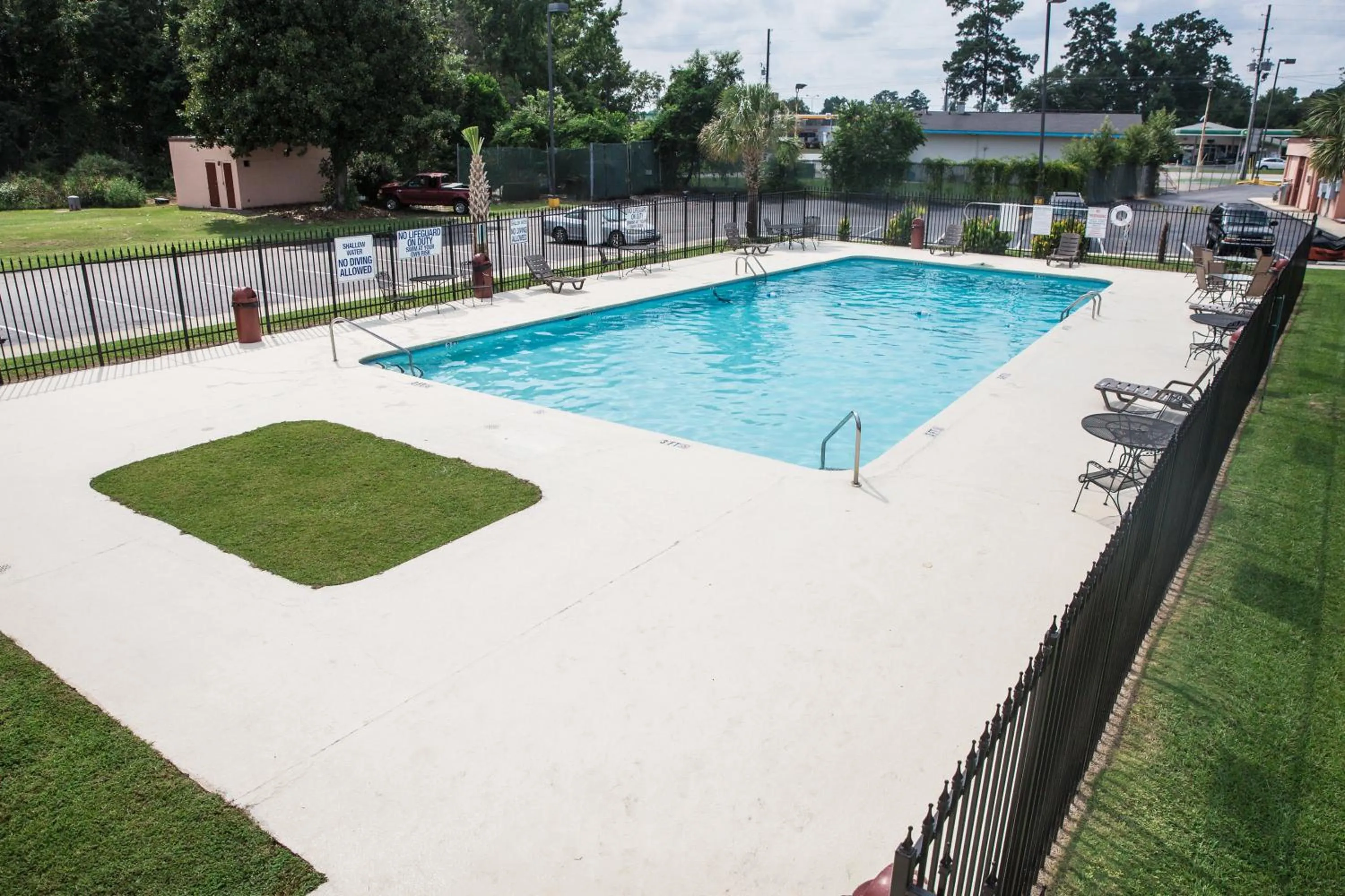 Swimming pool in Florence Express Inn