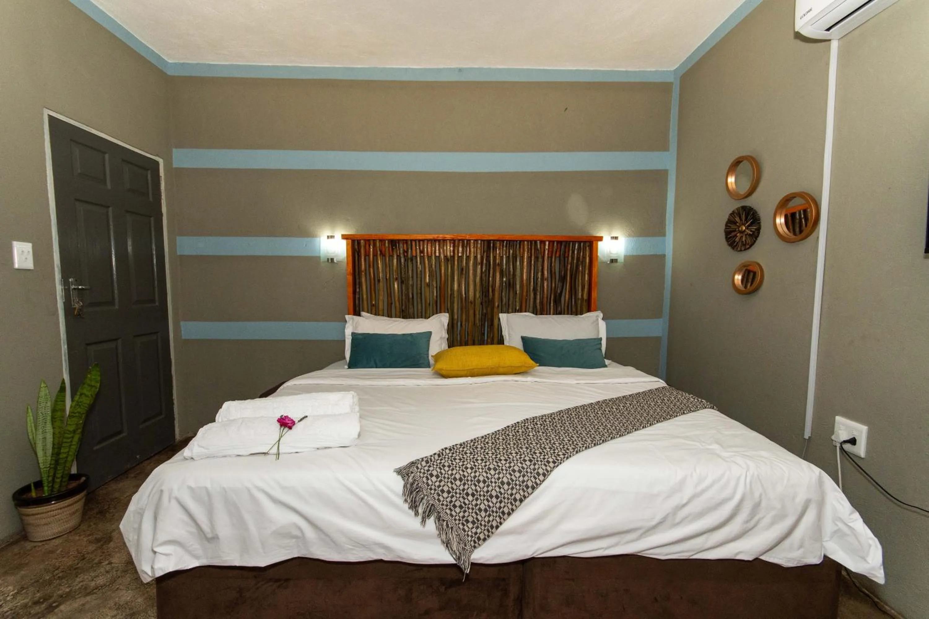 Bed in Woodpeckers Guest House