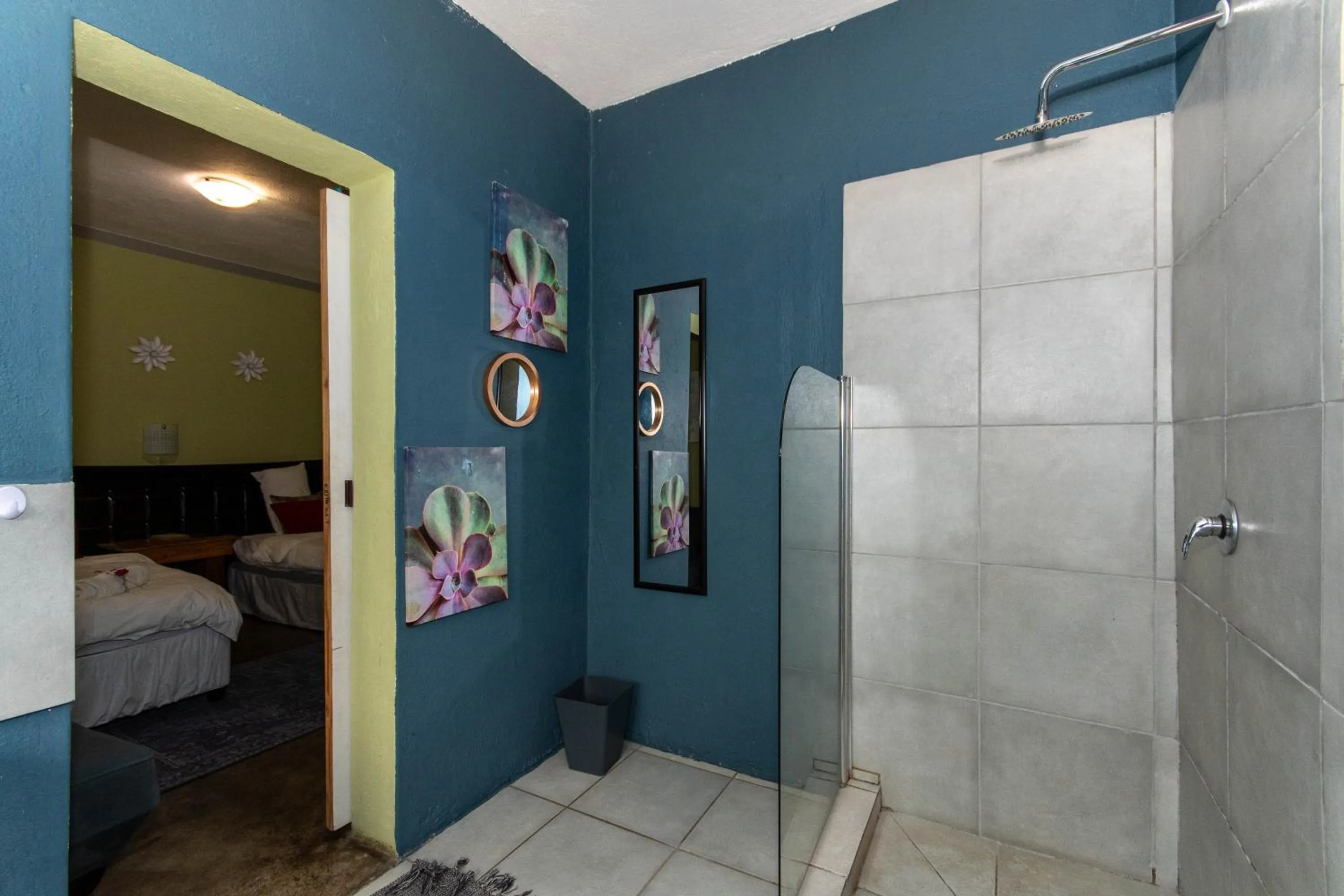 Shower, Bed in Woodpeckers Guest House