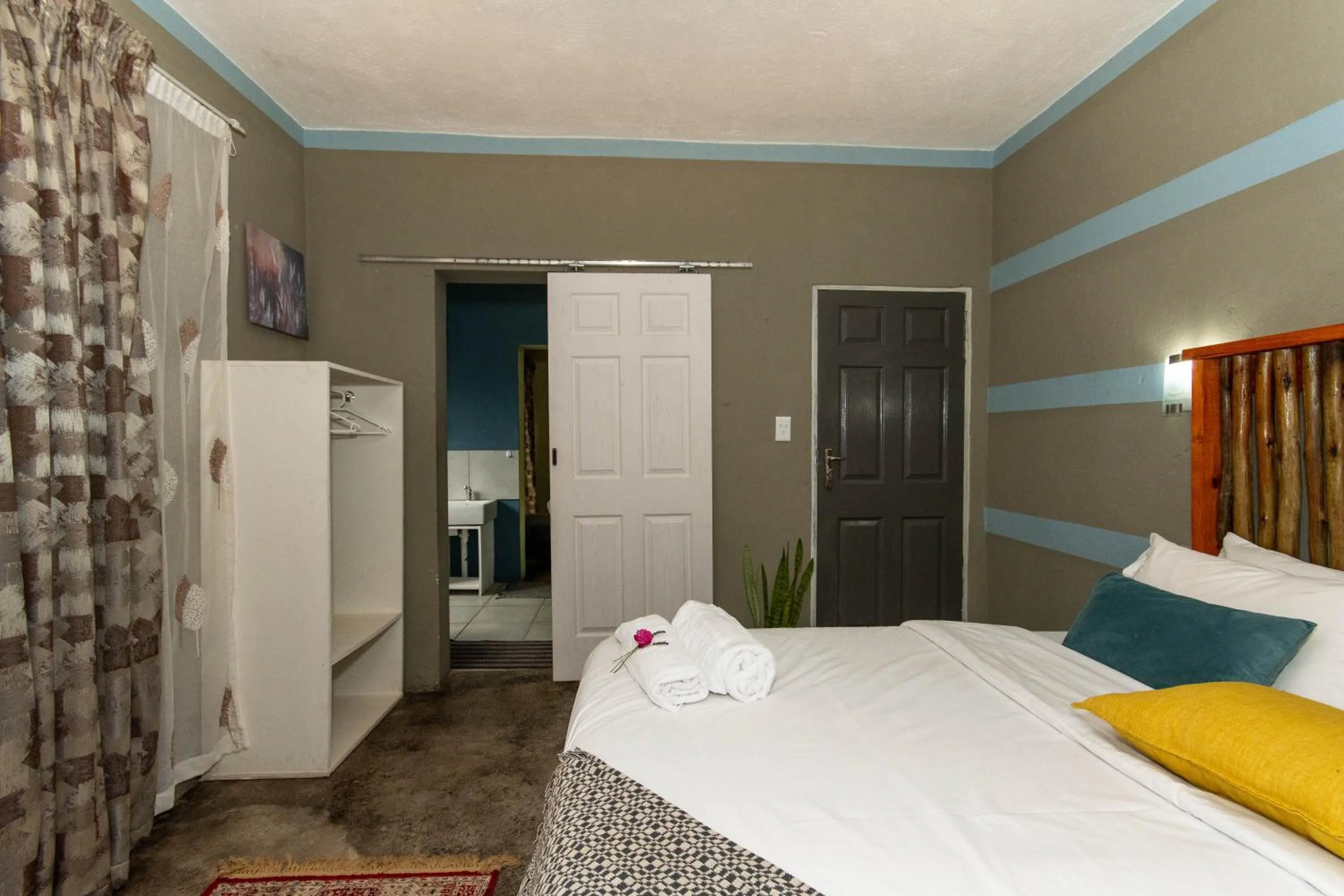 Bedroom, Bed in Woodpeckers Guest House