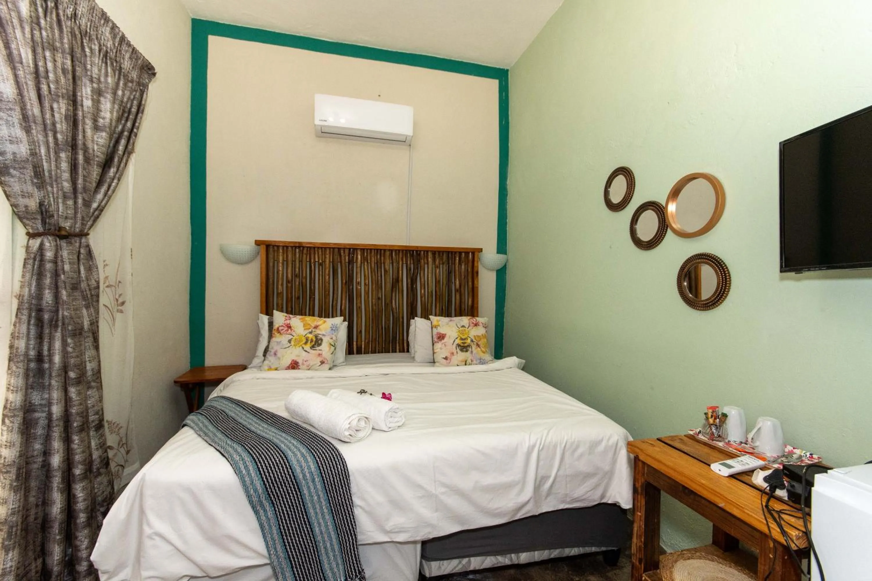 Bed in Woodpeckers Guest House