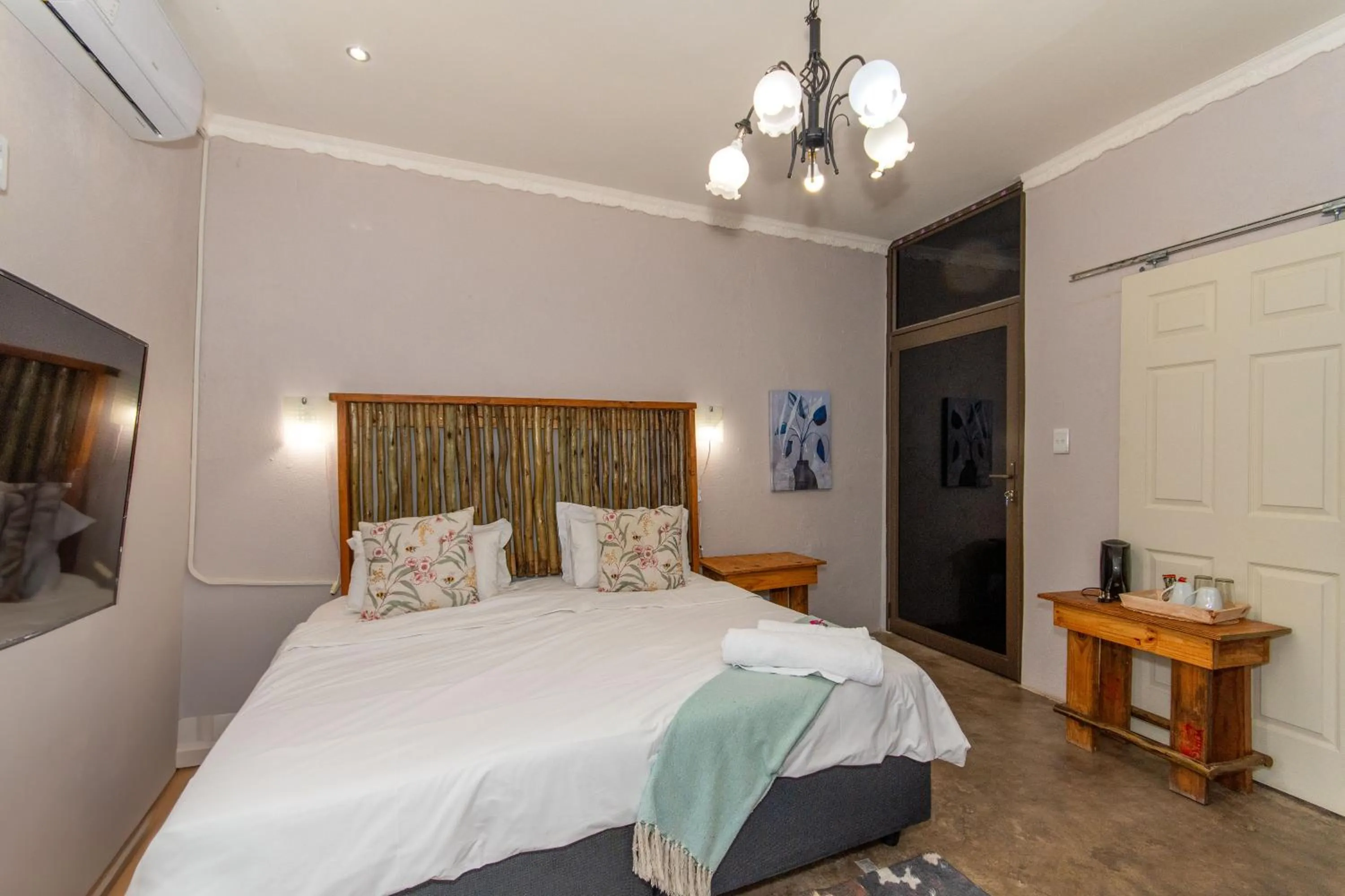 Photo of the whole room, Bed in Woodpeckers Guest House