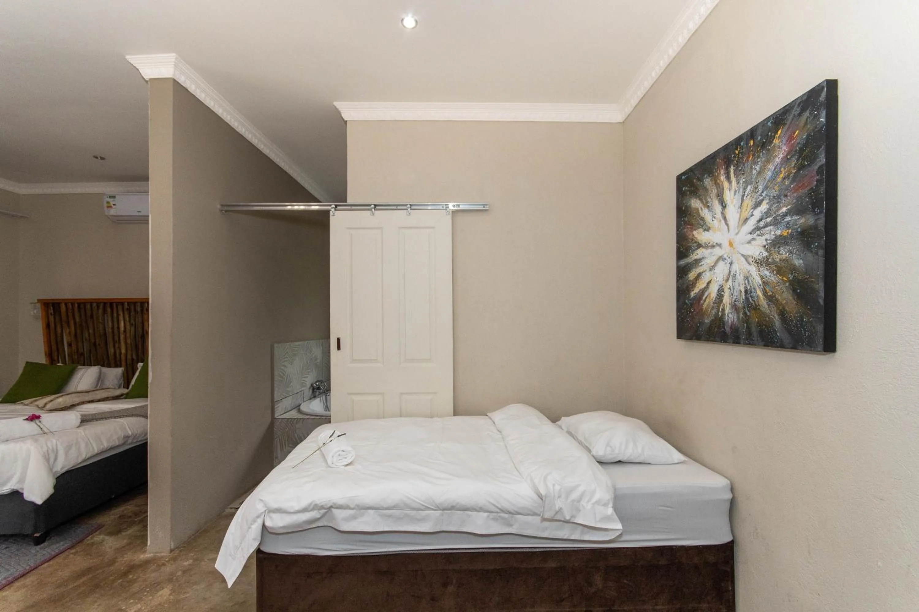 Photo of the whole room, Bed in Woodpeckers Guest House