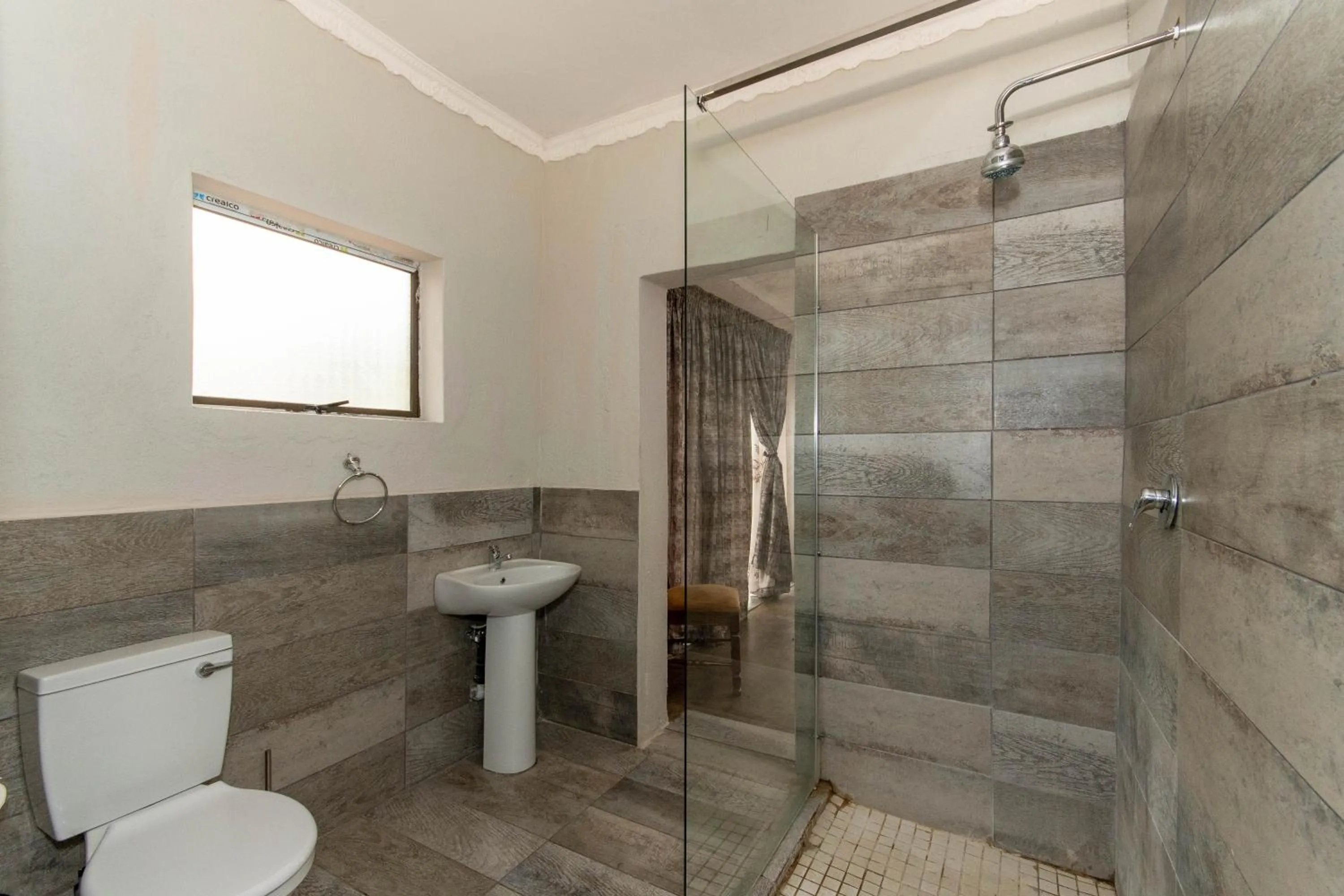 Shower in Woodpeckers Guest House