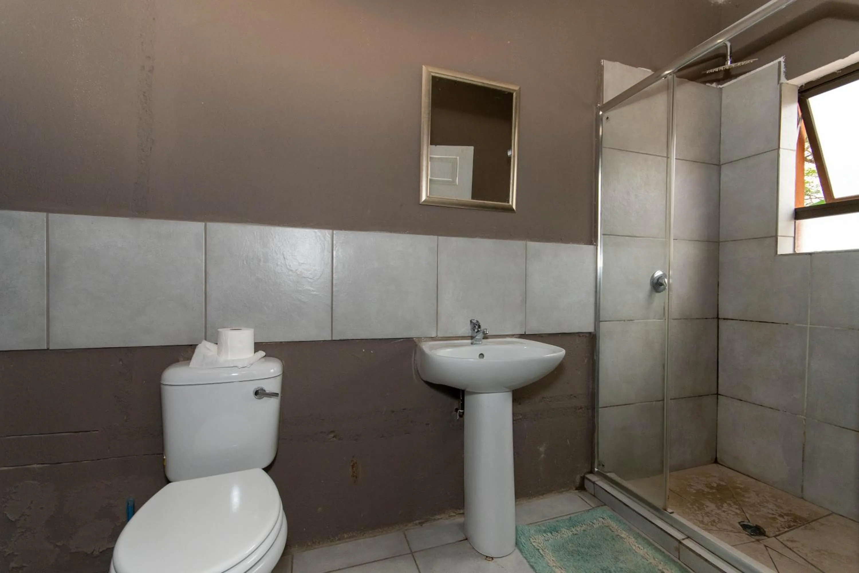 Shower in Woodpeckers Guest House