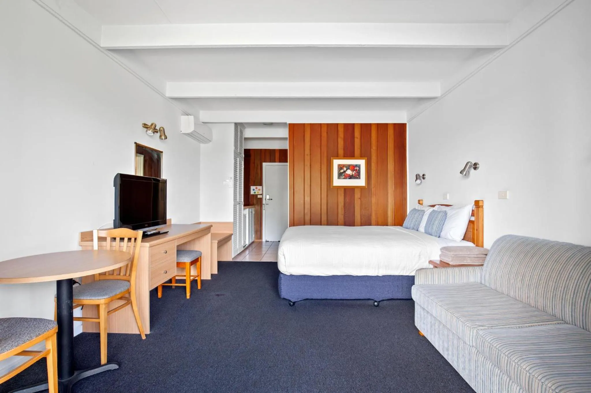 Bed in Banjo Paterson Motor Inn