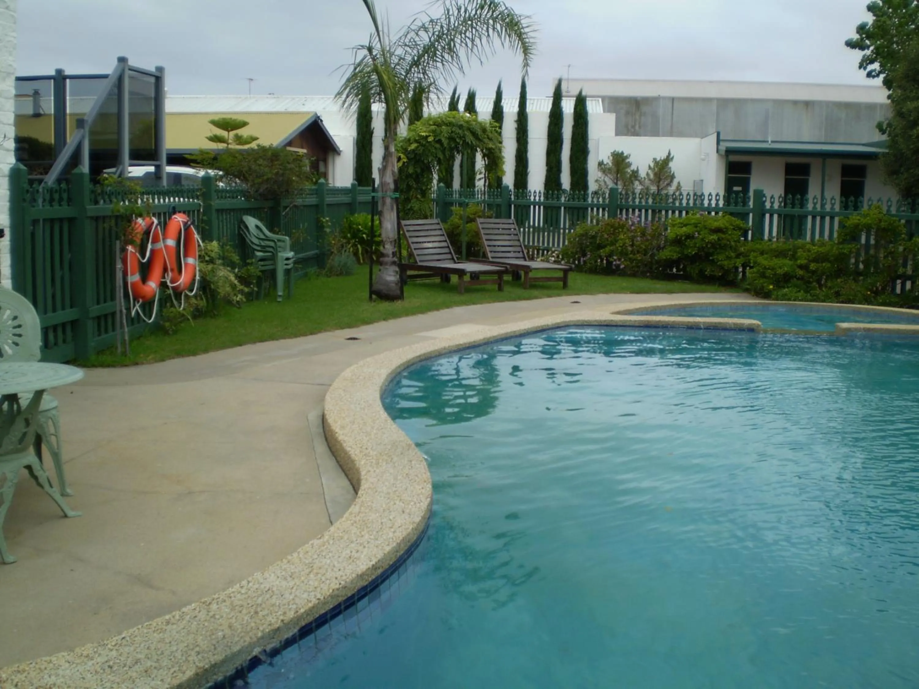 Swimming pool in Banjo Paterson Motor Inn