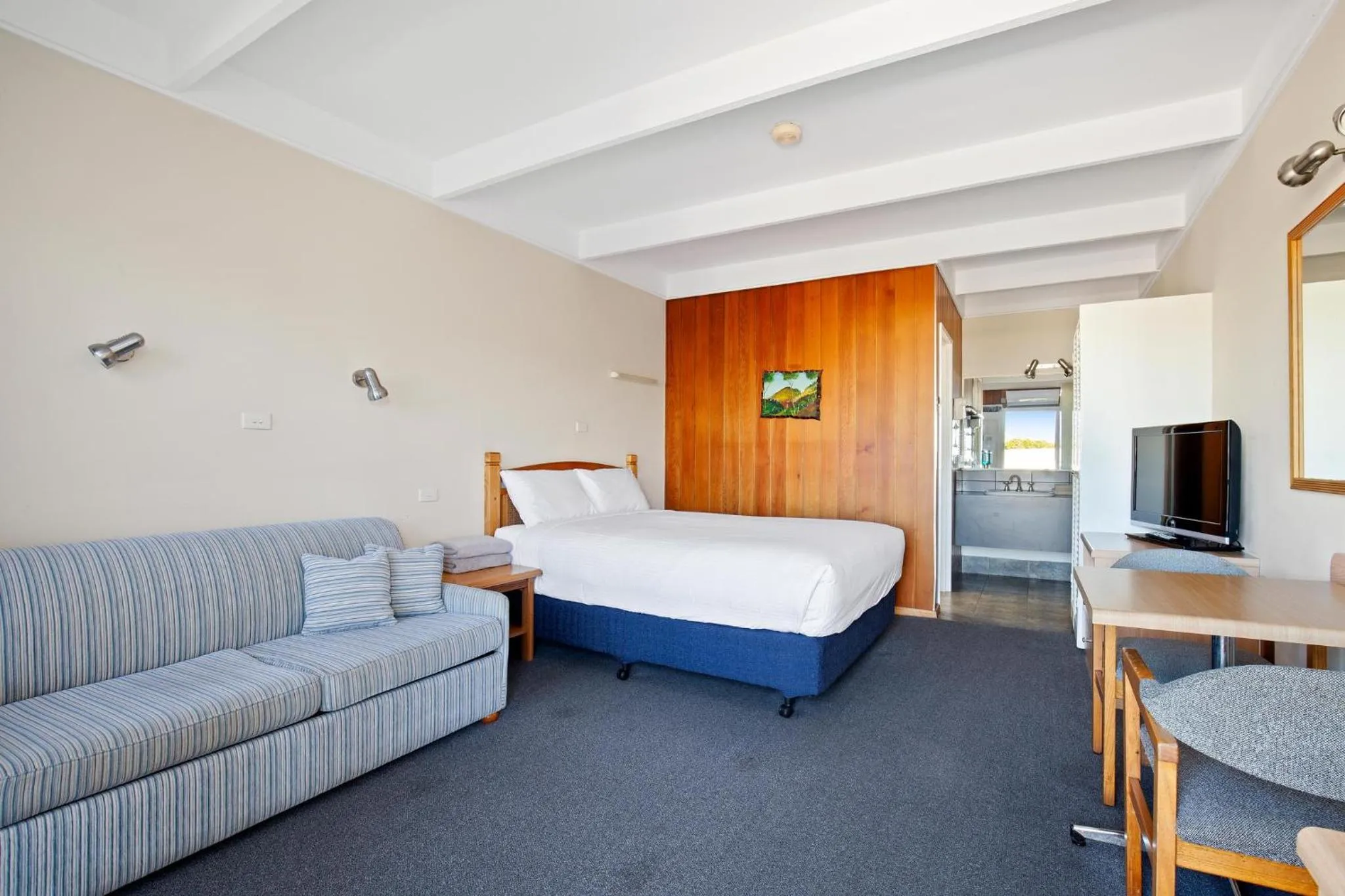 Bed in Banjo Paterson Motor Inn