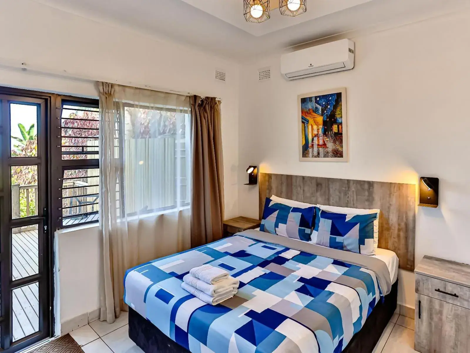 Premier Queen Room in Zur See - No Loadshedding Premier Queen Room in Zur See - No Loadshedding