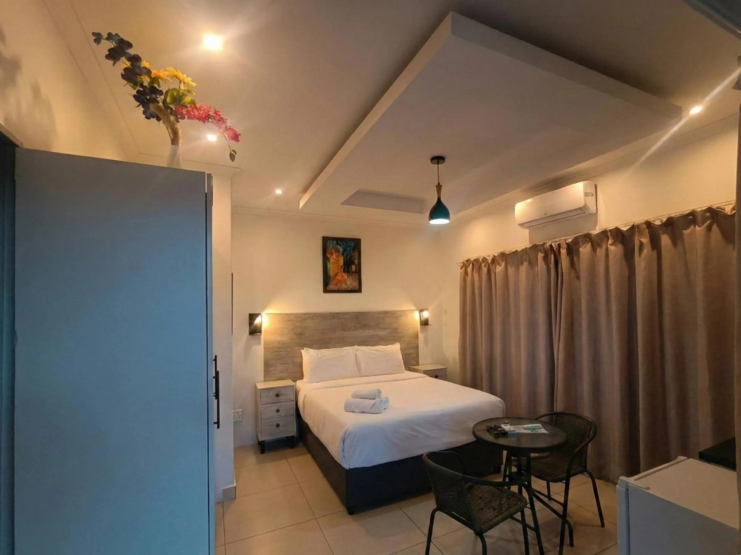 Photo of the whole room, Bed in Zur See - No Loadshedding