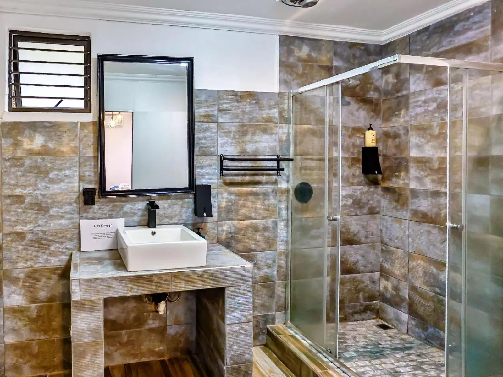 Bathroom in Zur See - No Loadshedding