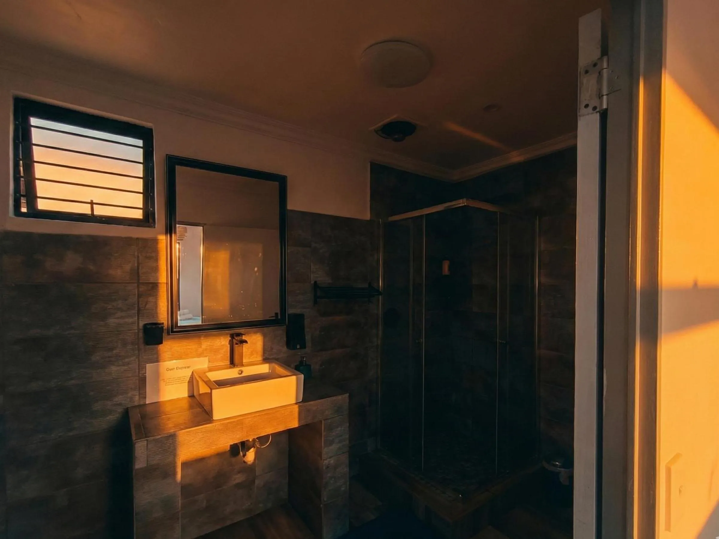 Bathroom in Zur See - No Loadshedding