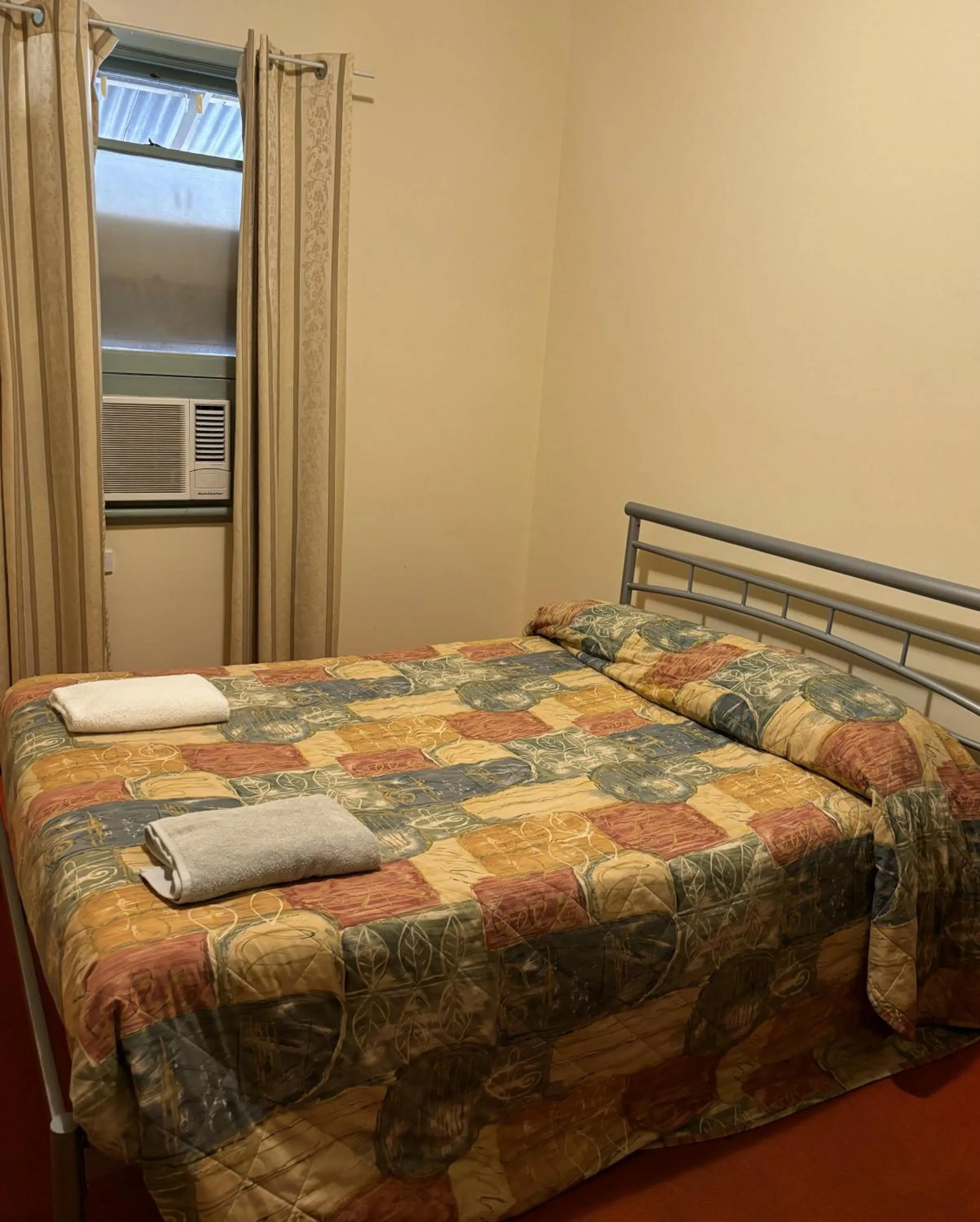 Bed in Broken Hill Tourist Lodge