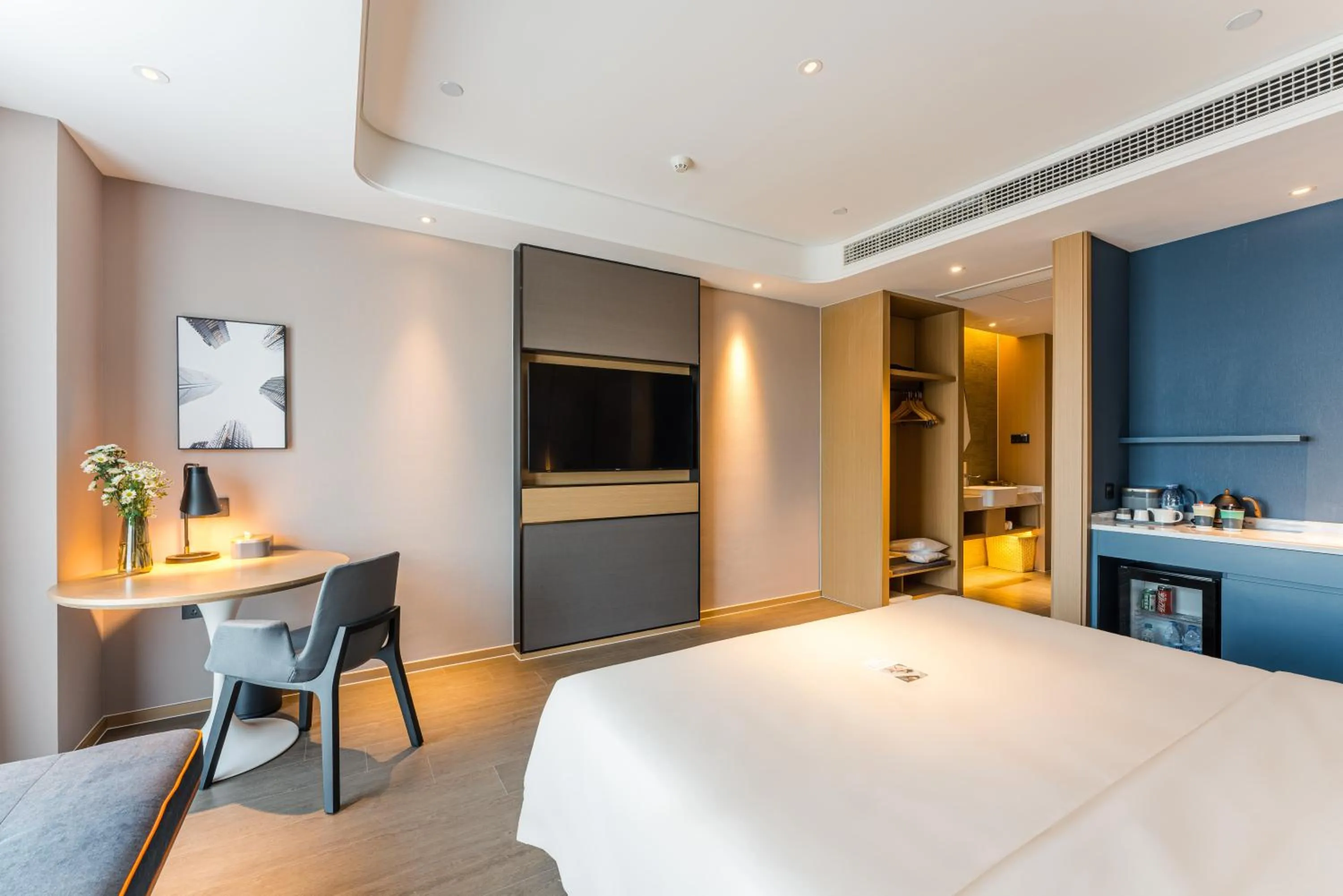 Photo of the whole room, Bed in Atour Hotel Suzhou Mudu Ancient Town