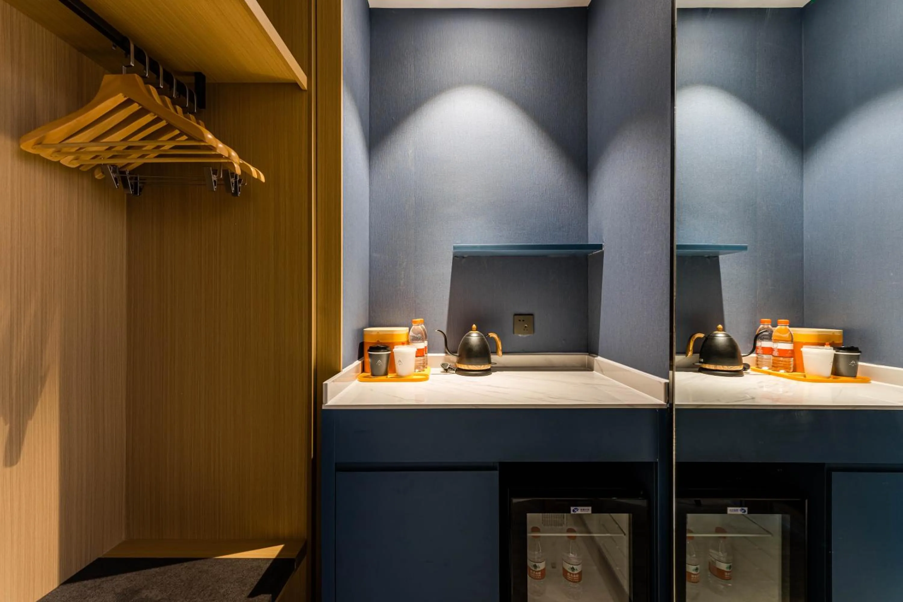 wardrobe in Atour Hotel Shengzhou