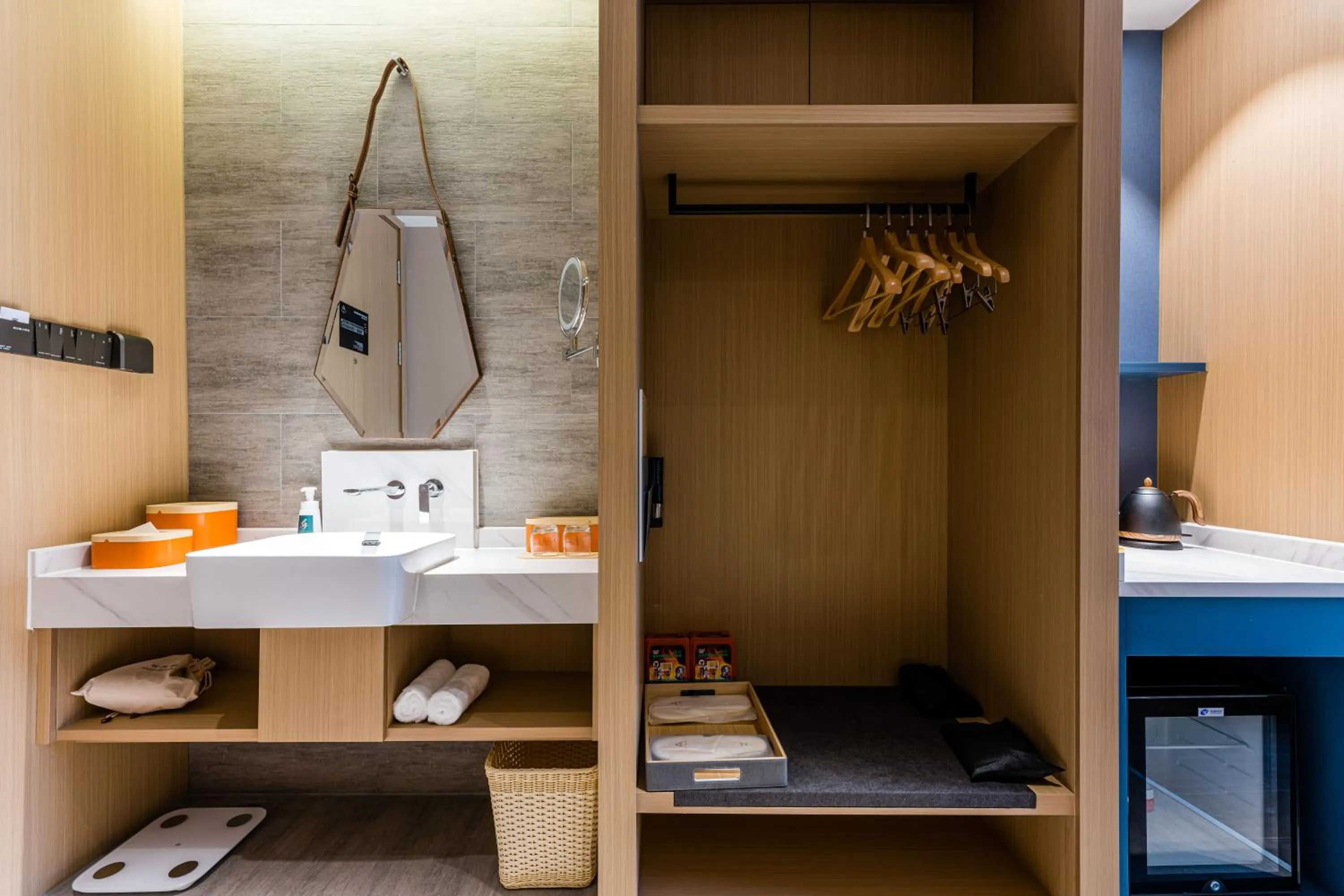 wardrobe in Atour Hotel Shengzhou