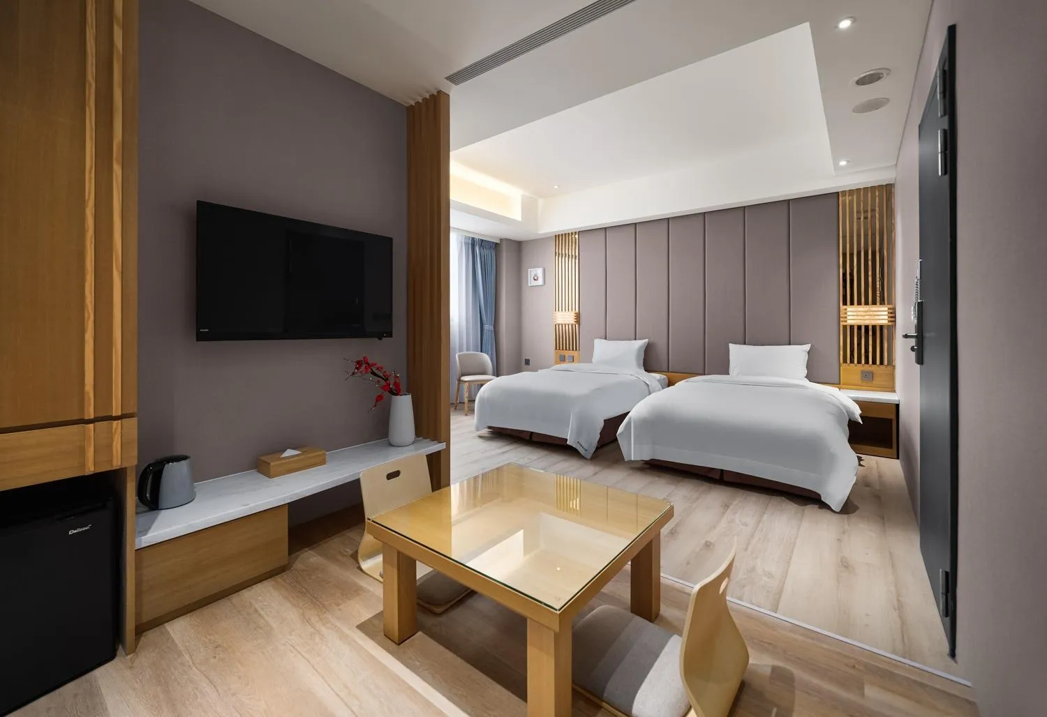 Communal lounge/ TV room, Bed in Gamalan FL Spring Hotel