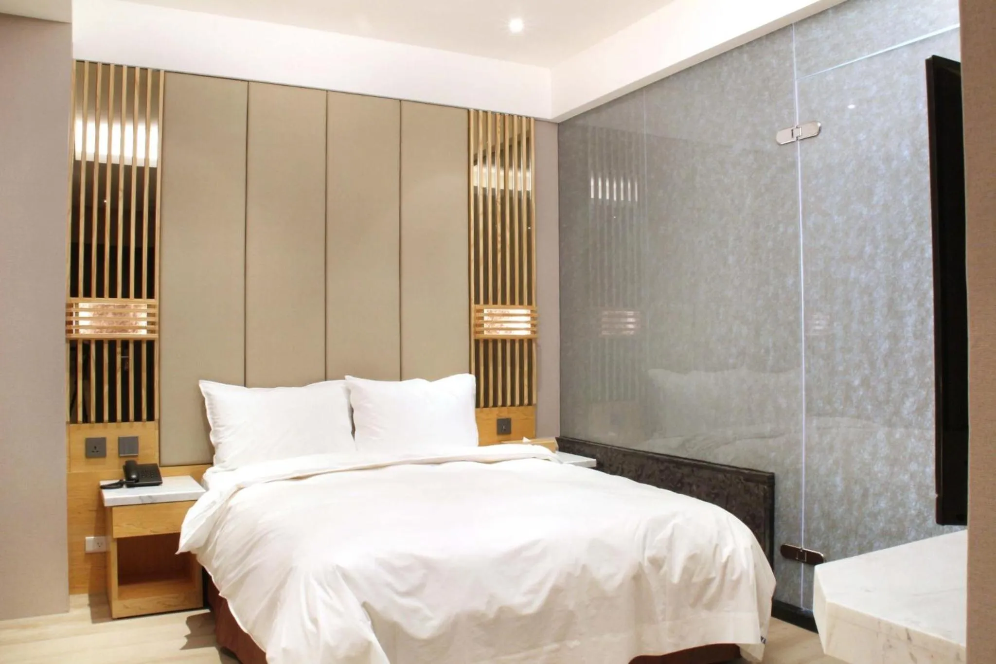 Bed in Gamalan FL Spring Hotel