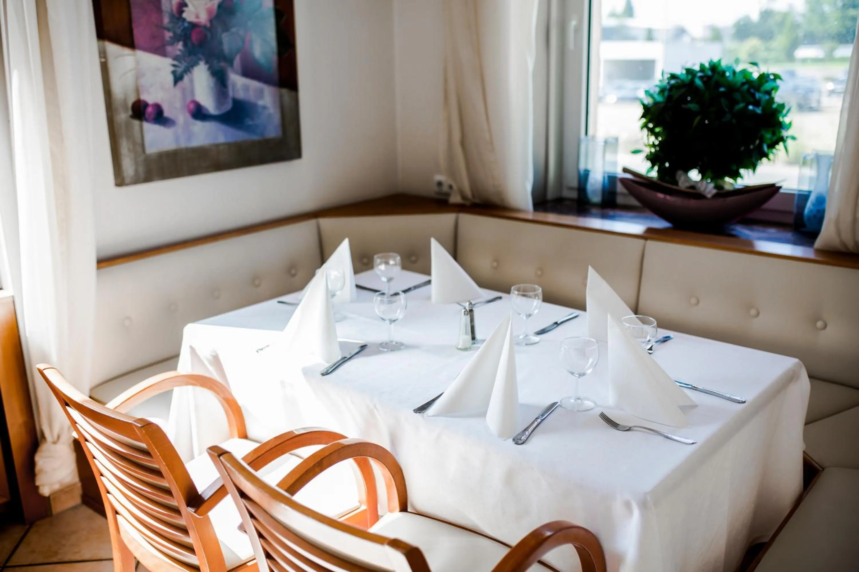 Restaurant/places to eat in Bach Hotel