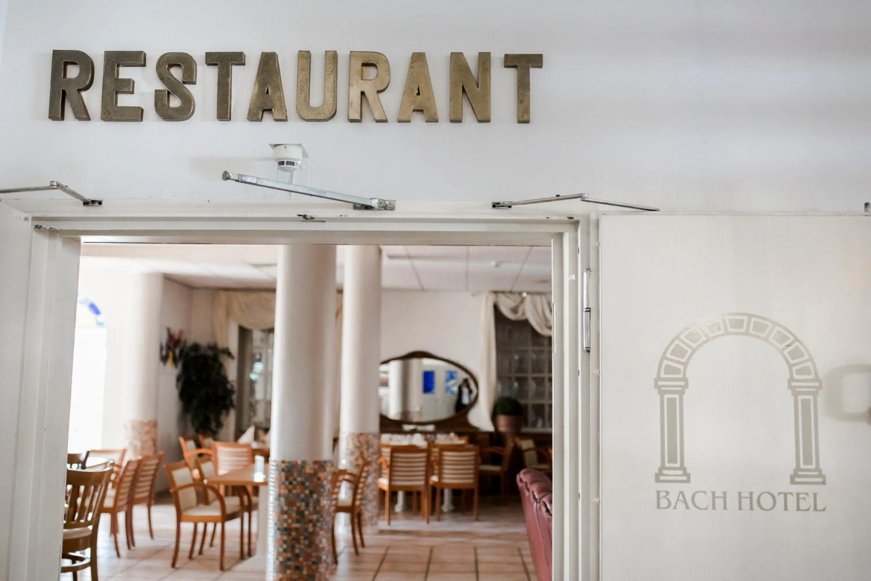Restaurant/places to eat in Bach Hotel