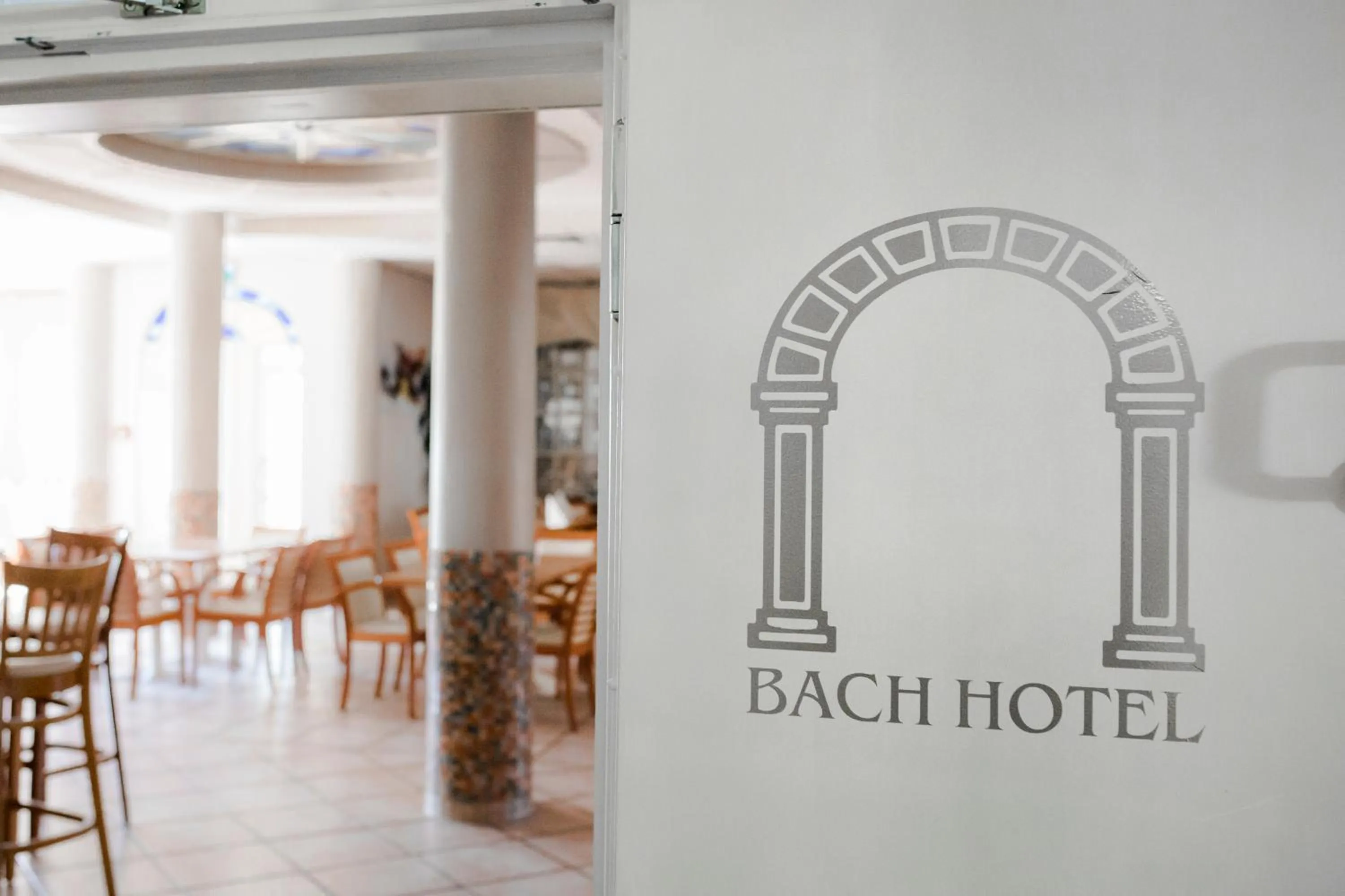 Restaurant/places to eat in Bach Hotel