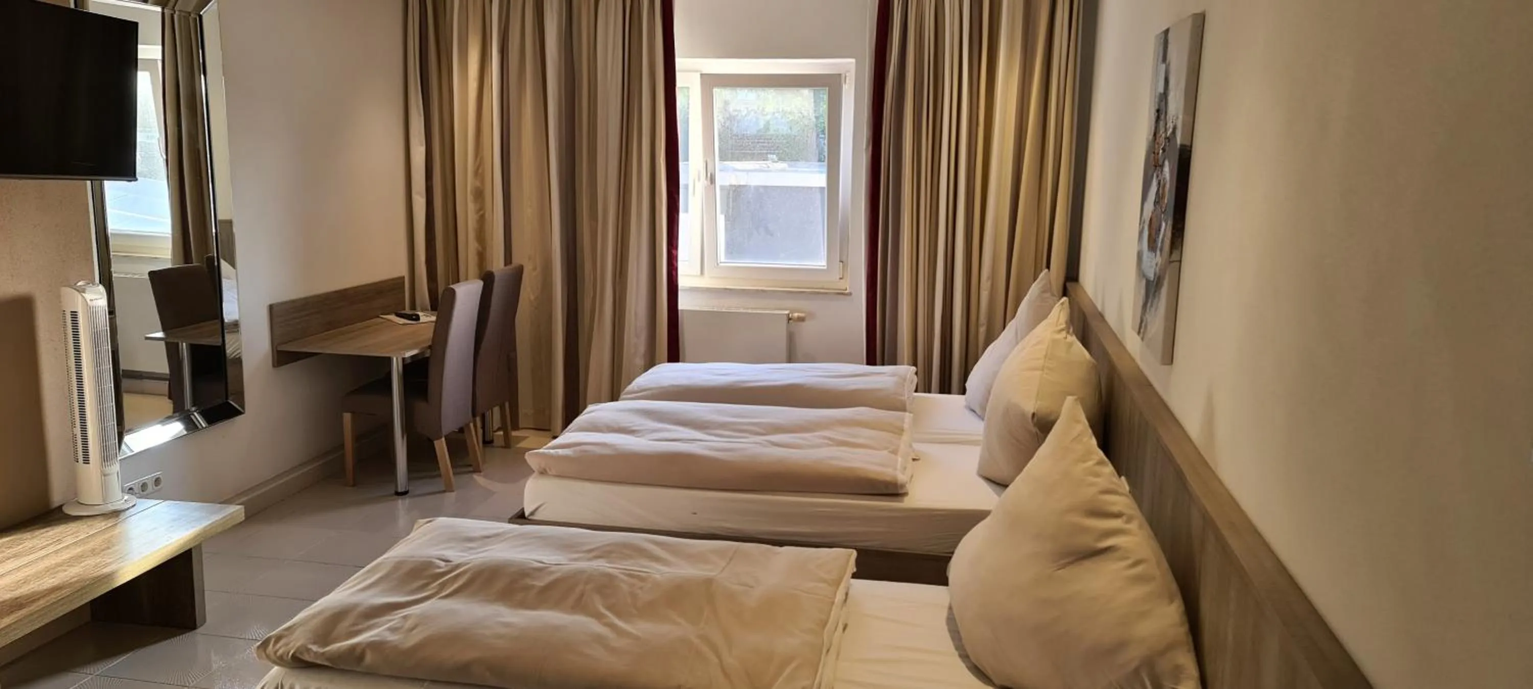 Photo of the whole room, Bed in Bach Hotel