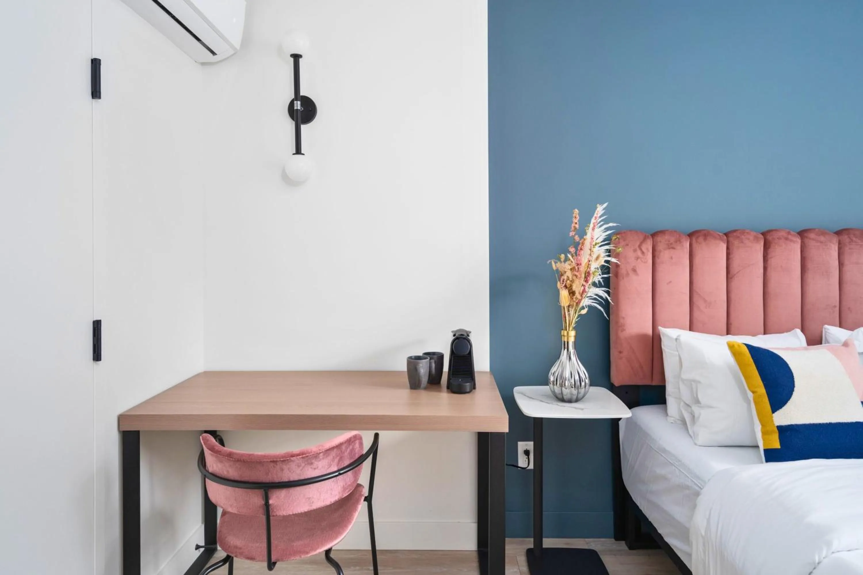 Photo of the whole room, Bed in Clouds Lofts - Quartier Latin