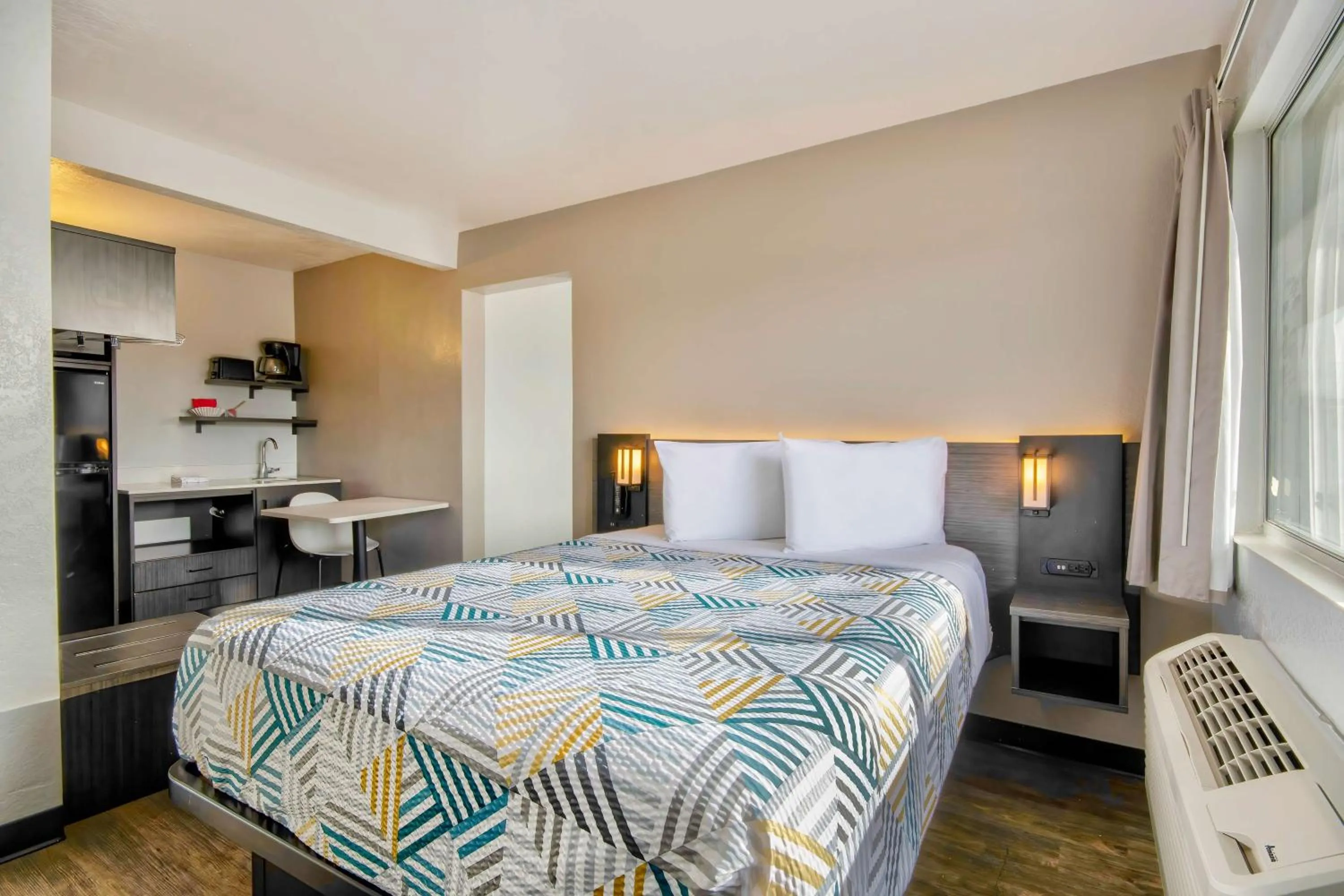 Photo of the whole room, Bed in Studio 6 Albuquerque NM Midtown