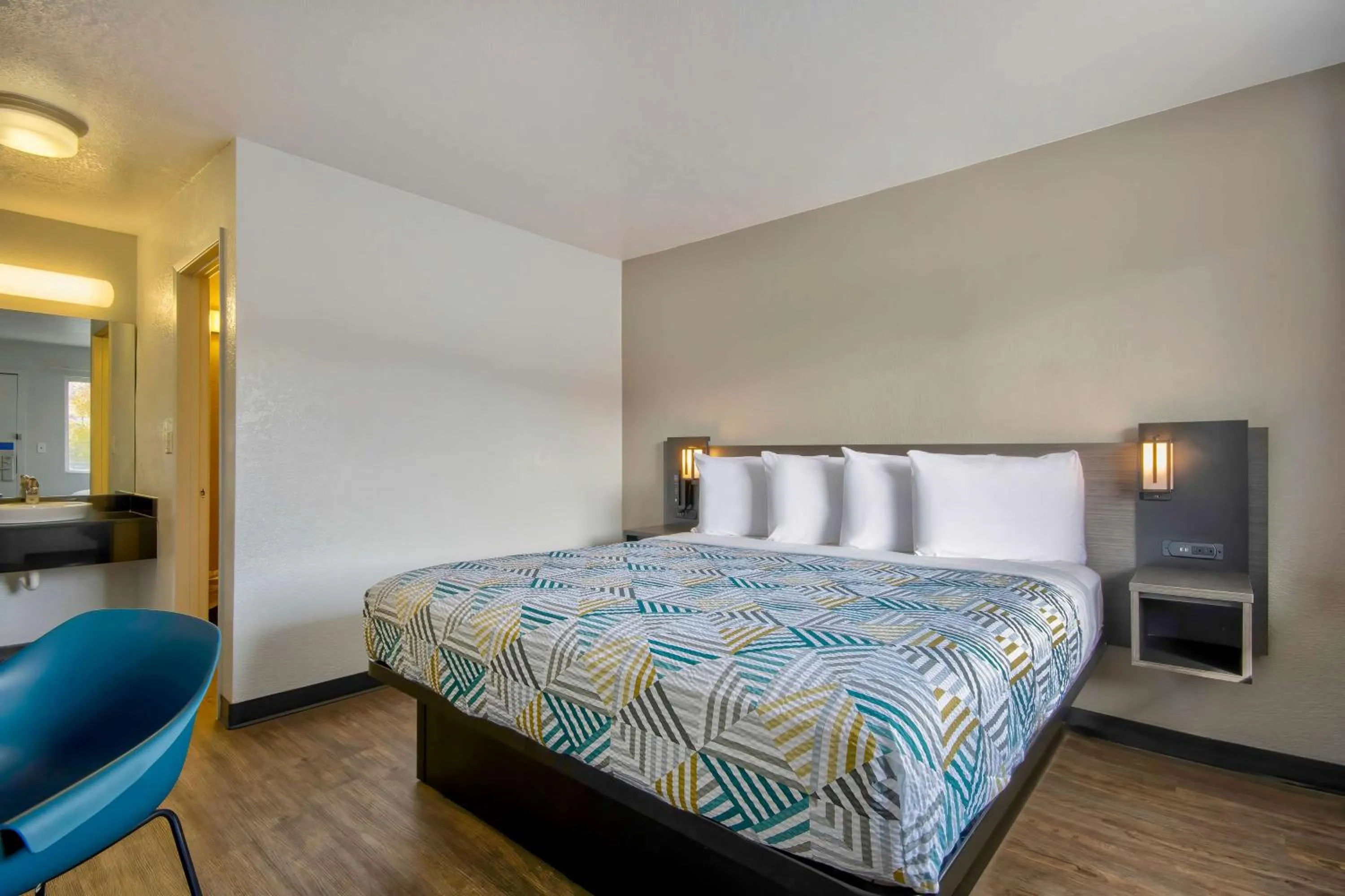 Photo of the whole room, Bed in Studio 6 Albuquerque NM Midtown