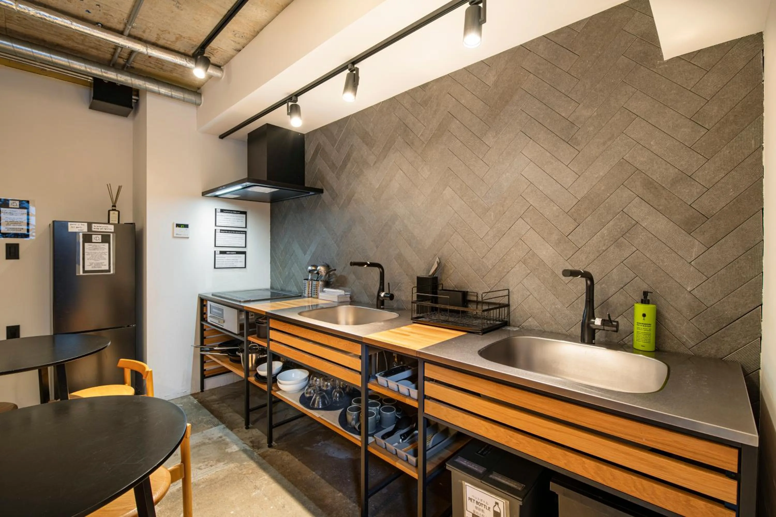 Communal kitchen in Hotel Asakusa KANNONURA