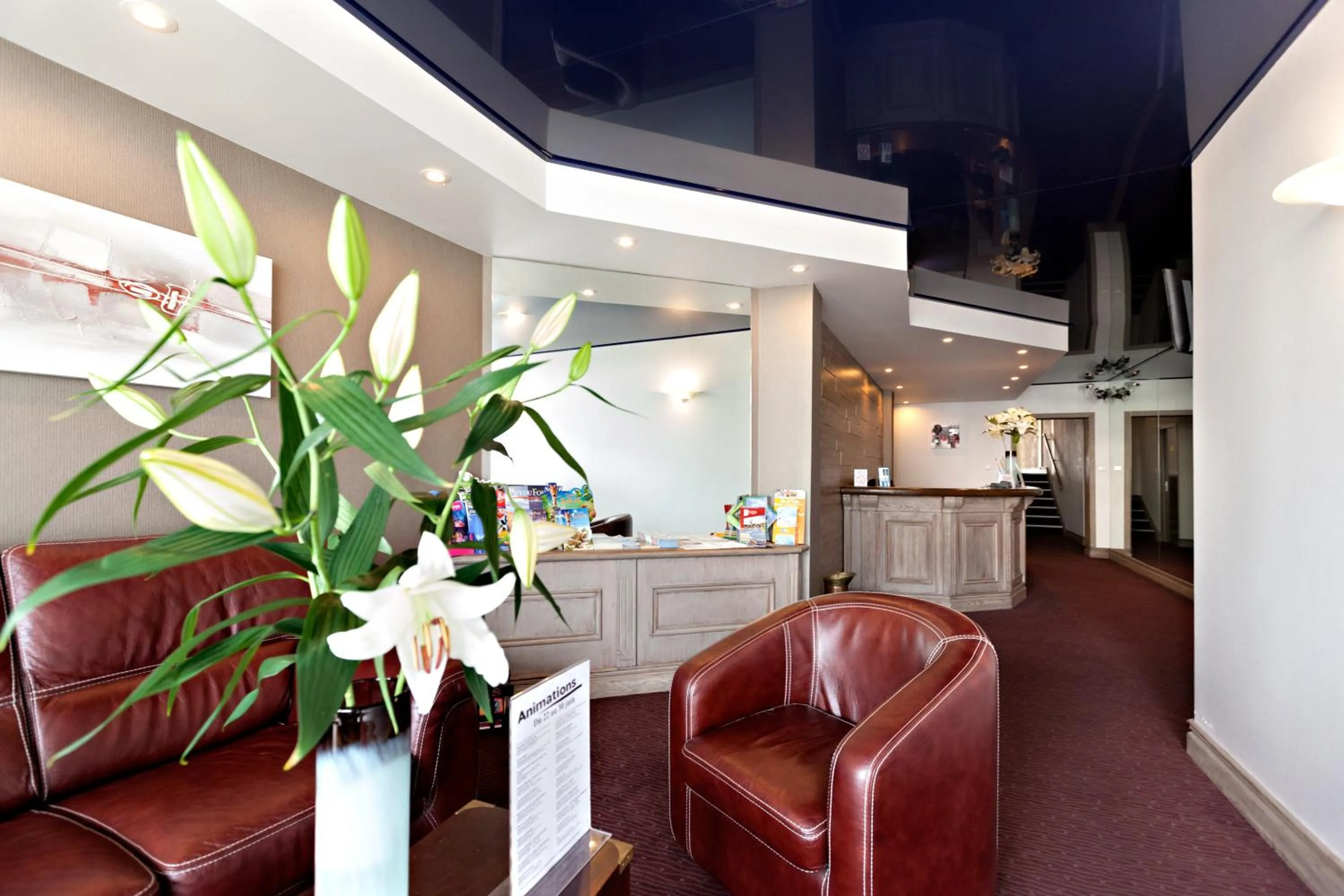 Lobby or reception in Hôtel SABLES D'O et son restaurant LE 16 BIS