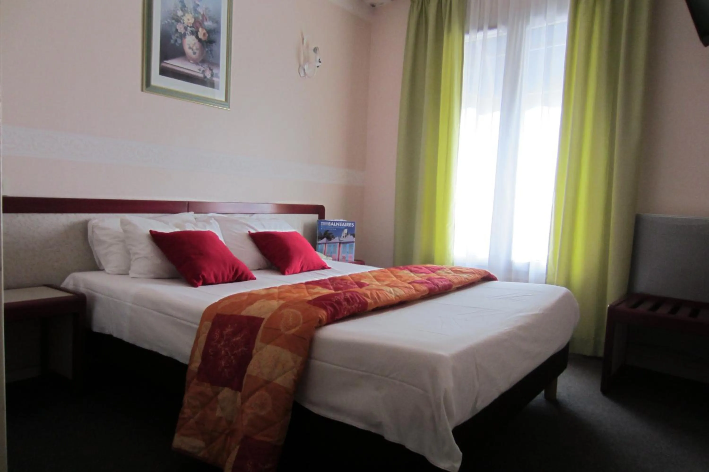 Bed in Hôtel SABLES D'O et son restaurant LE 16 BIS