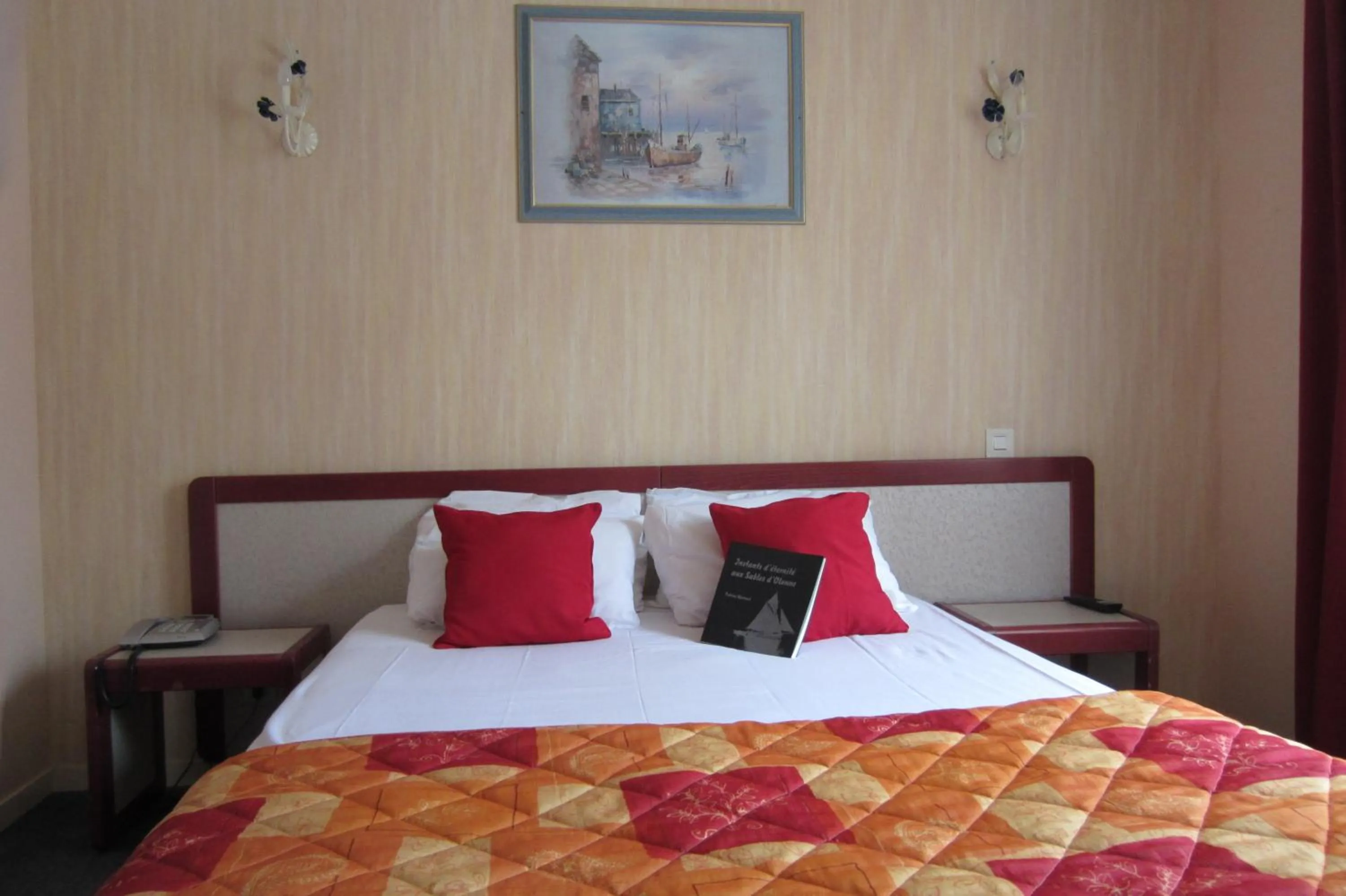 Bed in Hôtel SABLES D'O et son restaurant LE 16 BIS