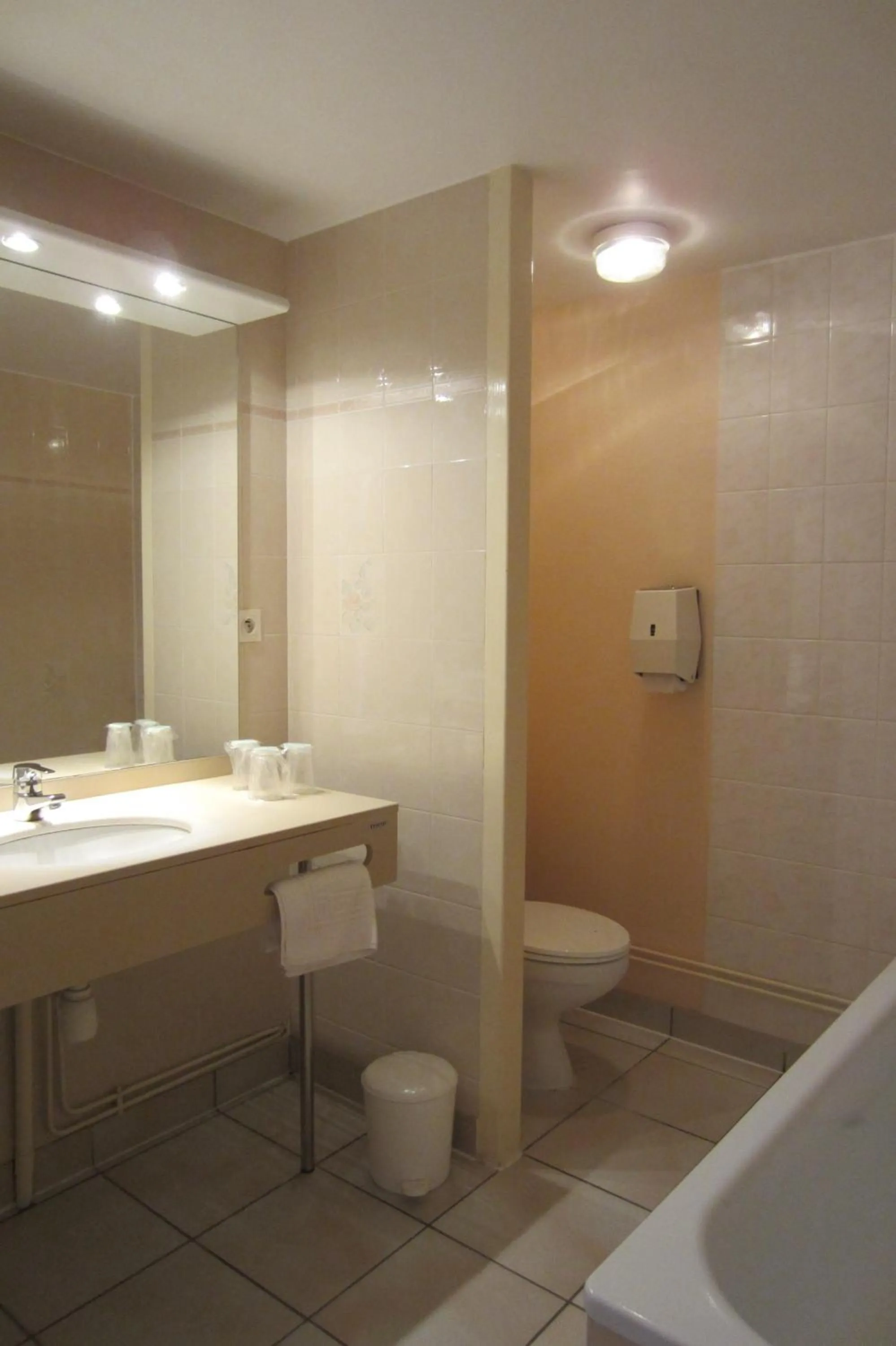 Bathroom in Hôtel SABLES D'O et son restaurant LE 16 BIS