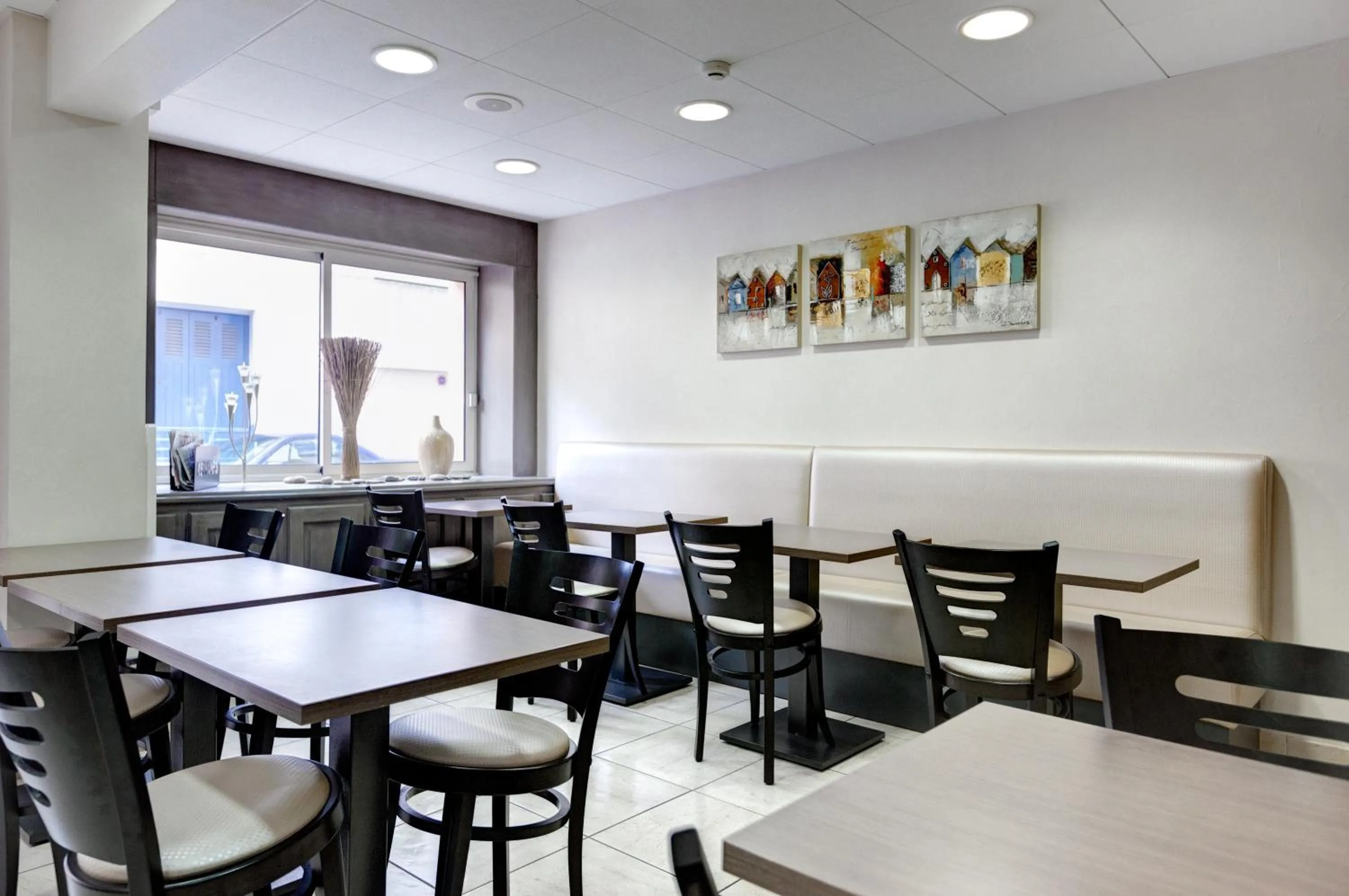 Breakfast in Hôtel SABLES D'O et son restaurant LE 16 BIS