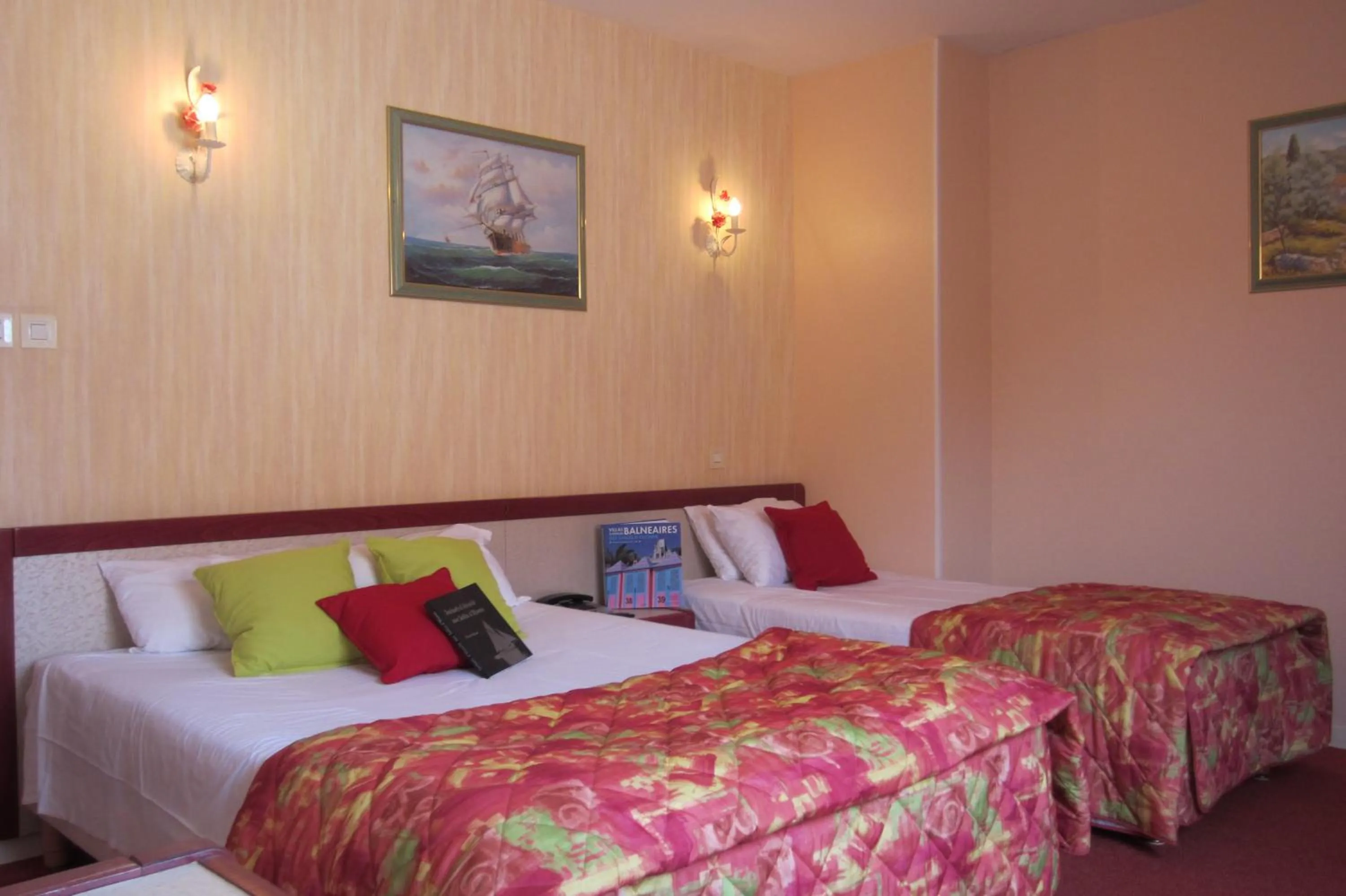 Bed in Hôtel SABLES D'O et son restaurant LE 16 BIS