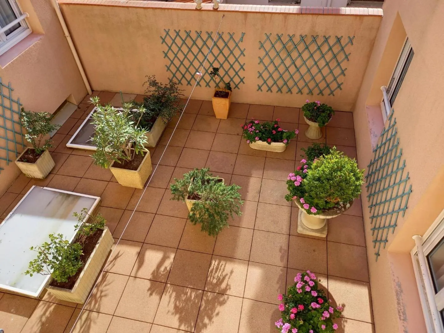 Patio in Hôtel SABLES D'O et son restaurant LE 16 BIS