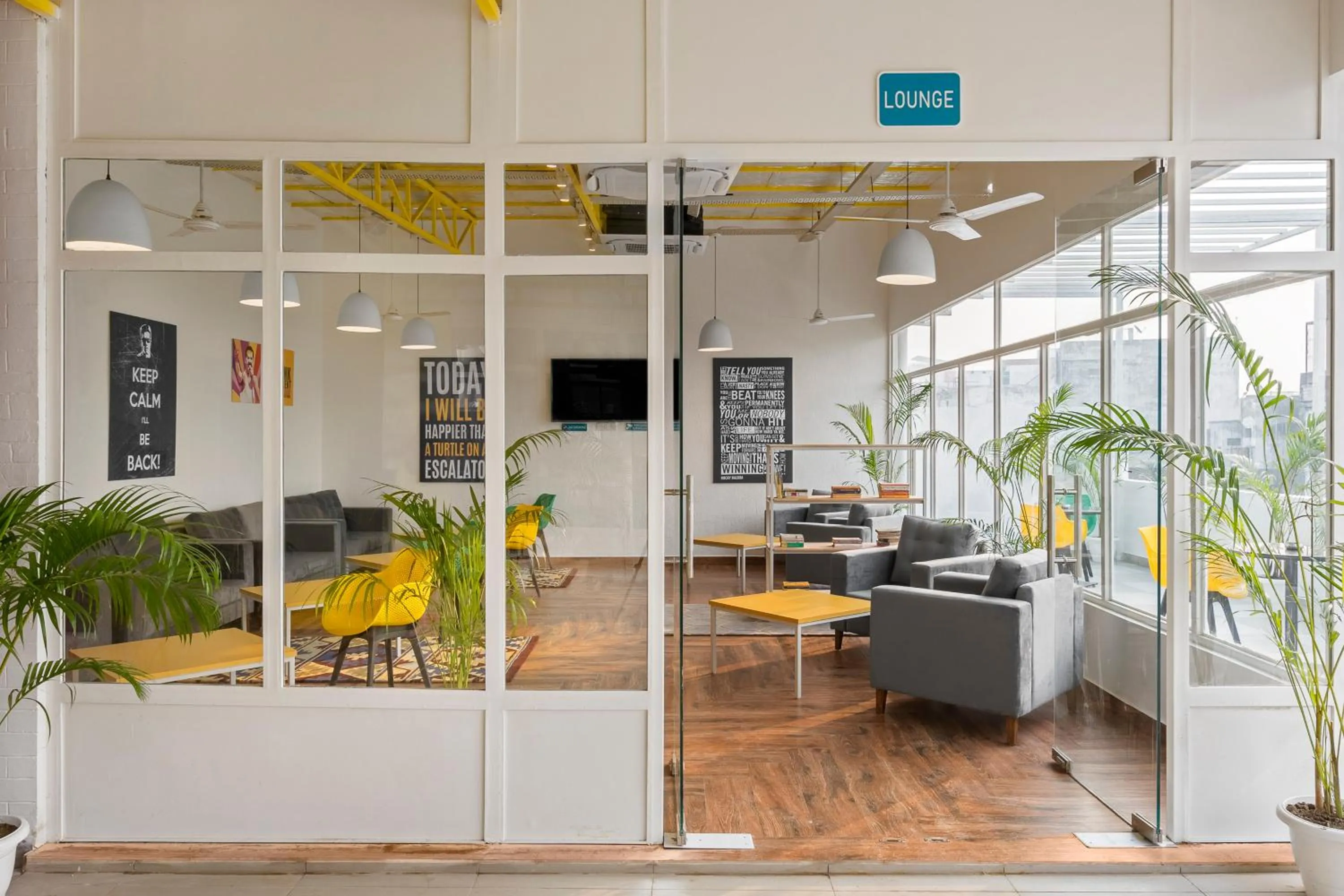 Lounge or bar in Bedzzz Varanasi by Leisure Hotels, 1 Km from Dashwasamedh Ghat