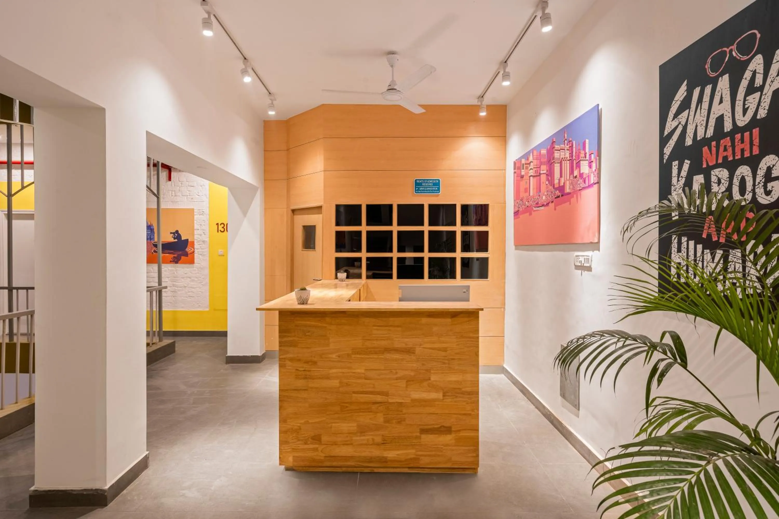 Lobby or reception in Bedzzz Varanasi by Leisure Hotels, 1 Km from Dashwasamedh Ghat