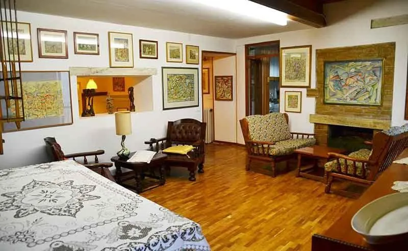 Communal lounge/ TV room in La Casa Dell'Artista
