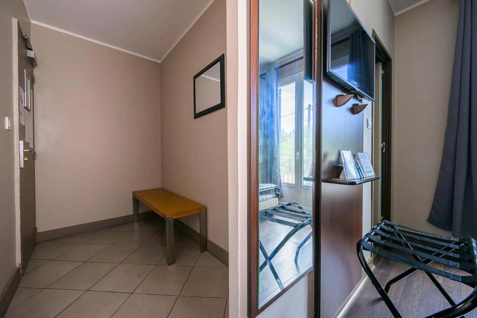 TV and multimedia in Hôtel de La Beauronne