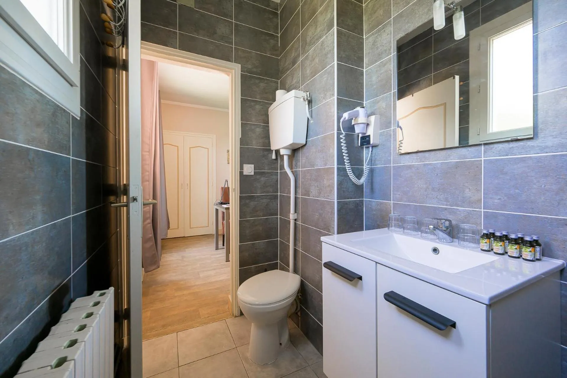 Shower in Hôtel de La Beauronne