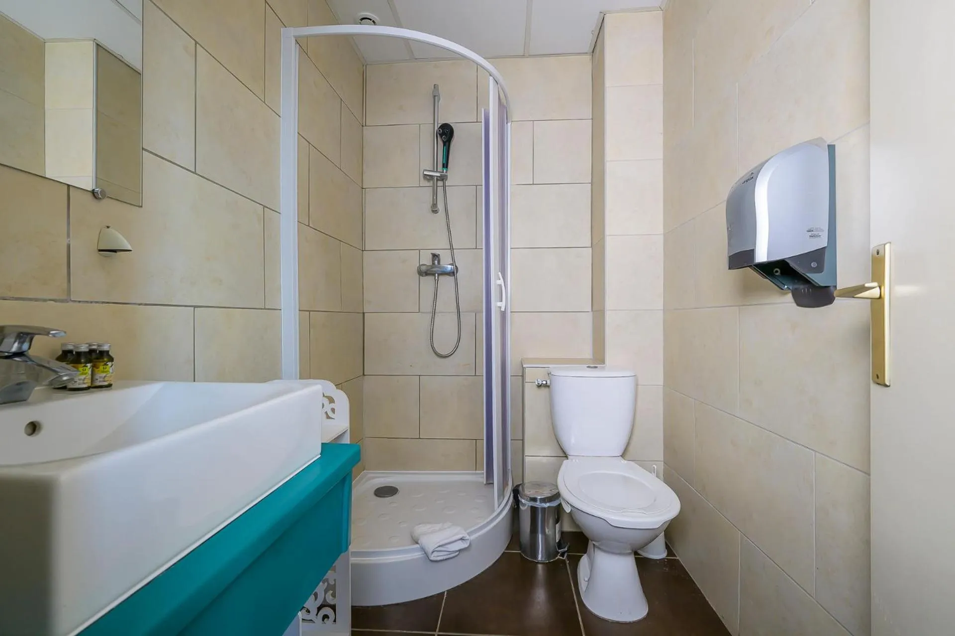 Shower in Hôtel de La Beauronne