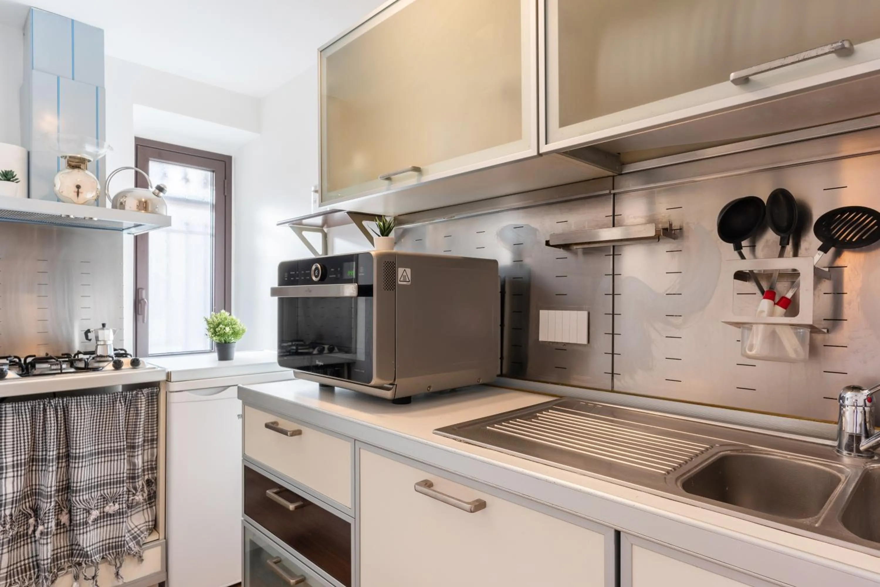 Kitchen or kitchenette in GuestHost - Via Etnea Cozy Apartment with Balcony