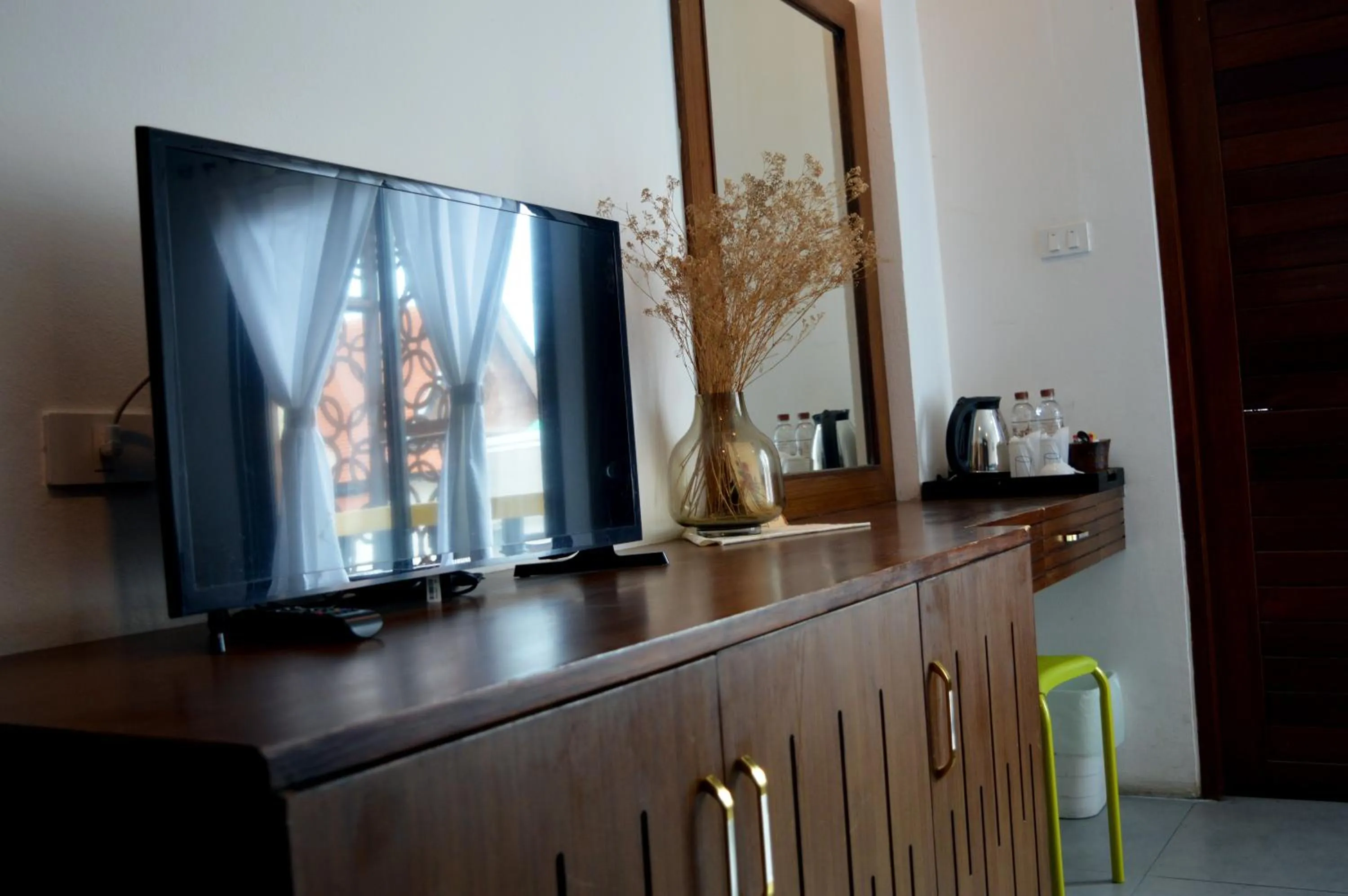 TV and multimedia in De Nawarat Chiangmai Boutique Apartment